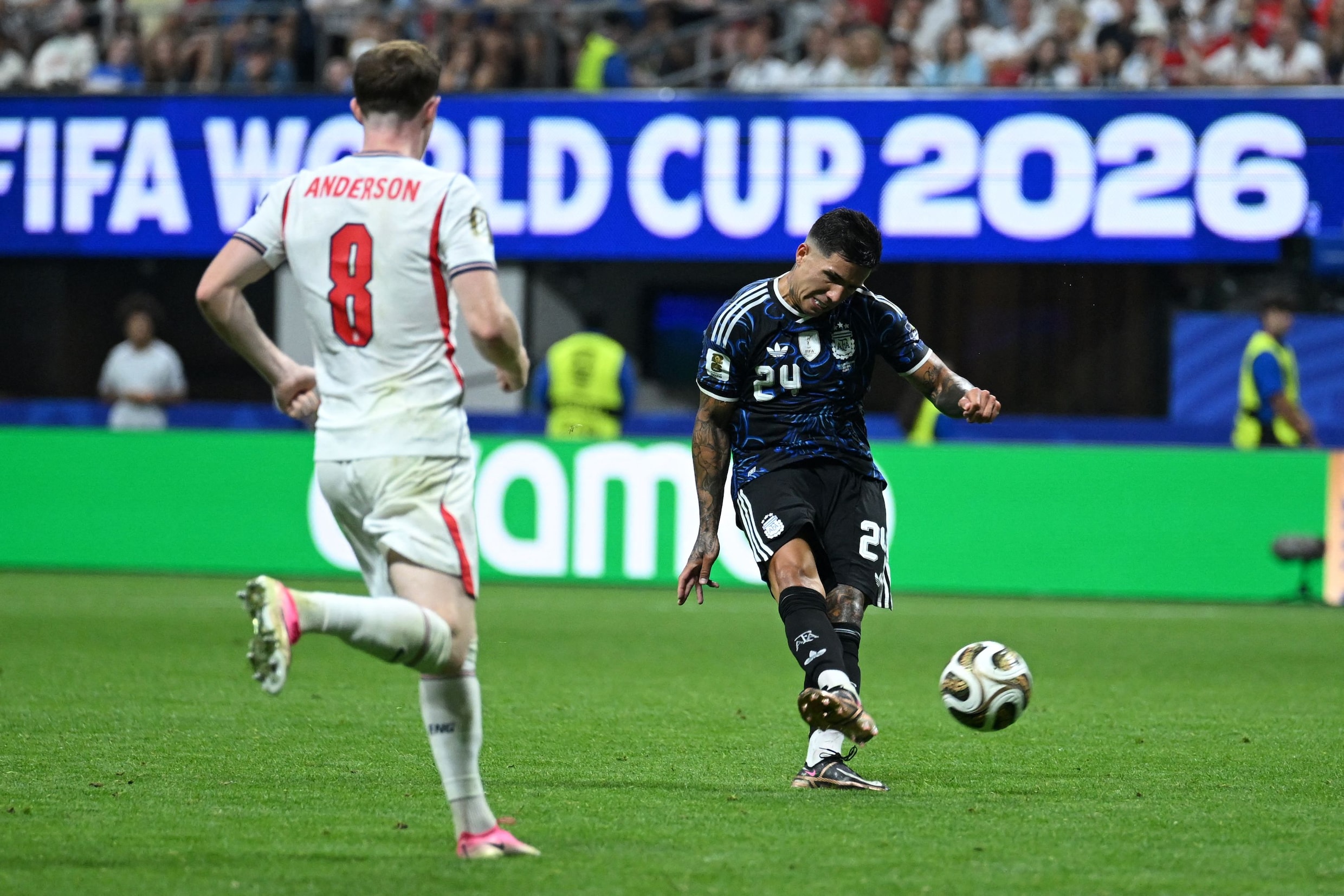 Enzo Fernández maakt de gelijkmaker tegen Engeland.