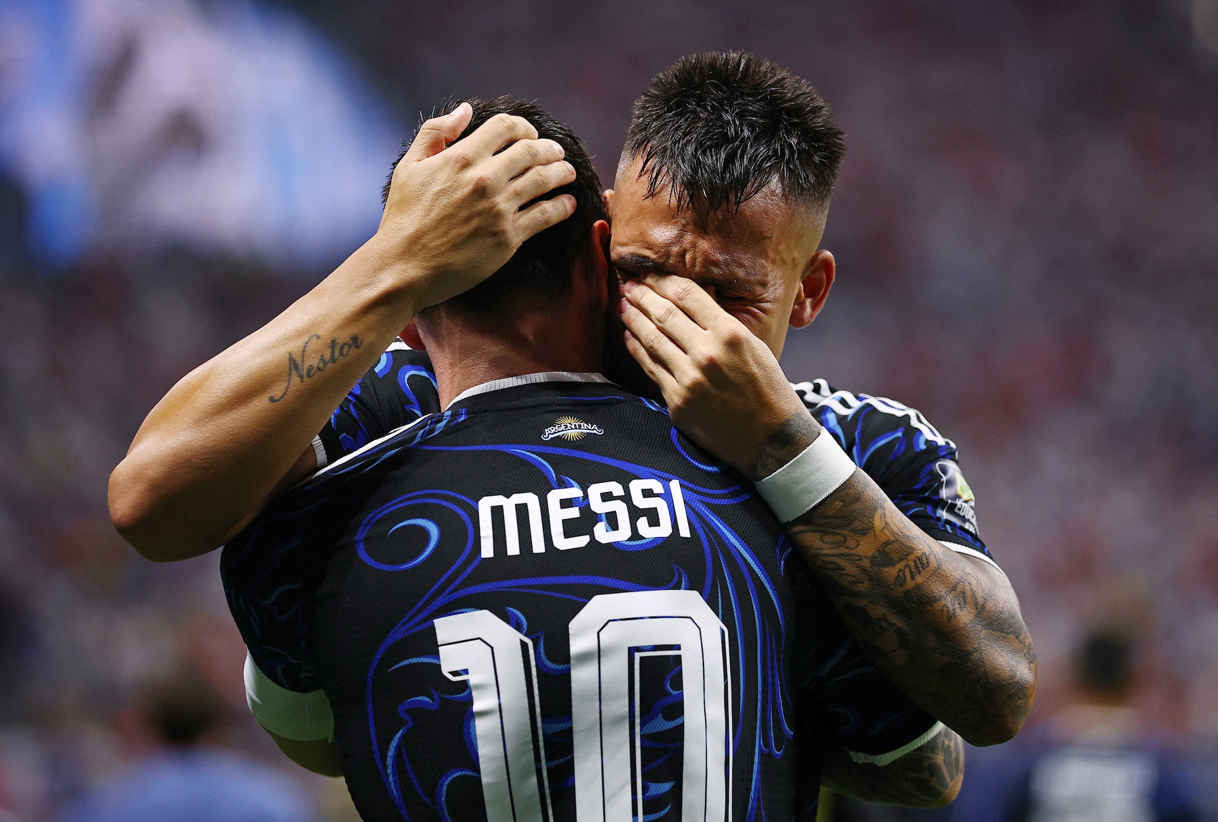 Lautaro Martínez met Lionel Messi na de 1-2 tegen Engeland.