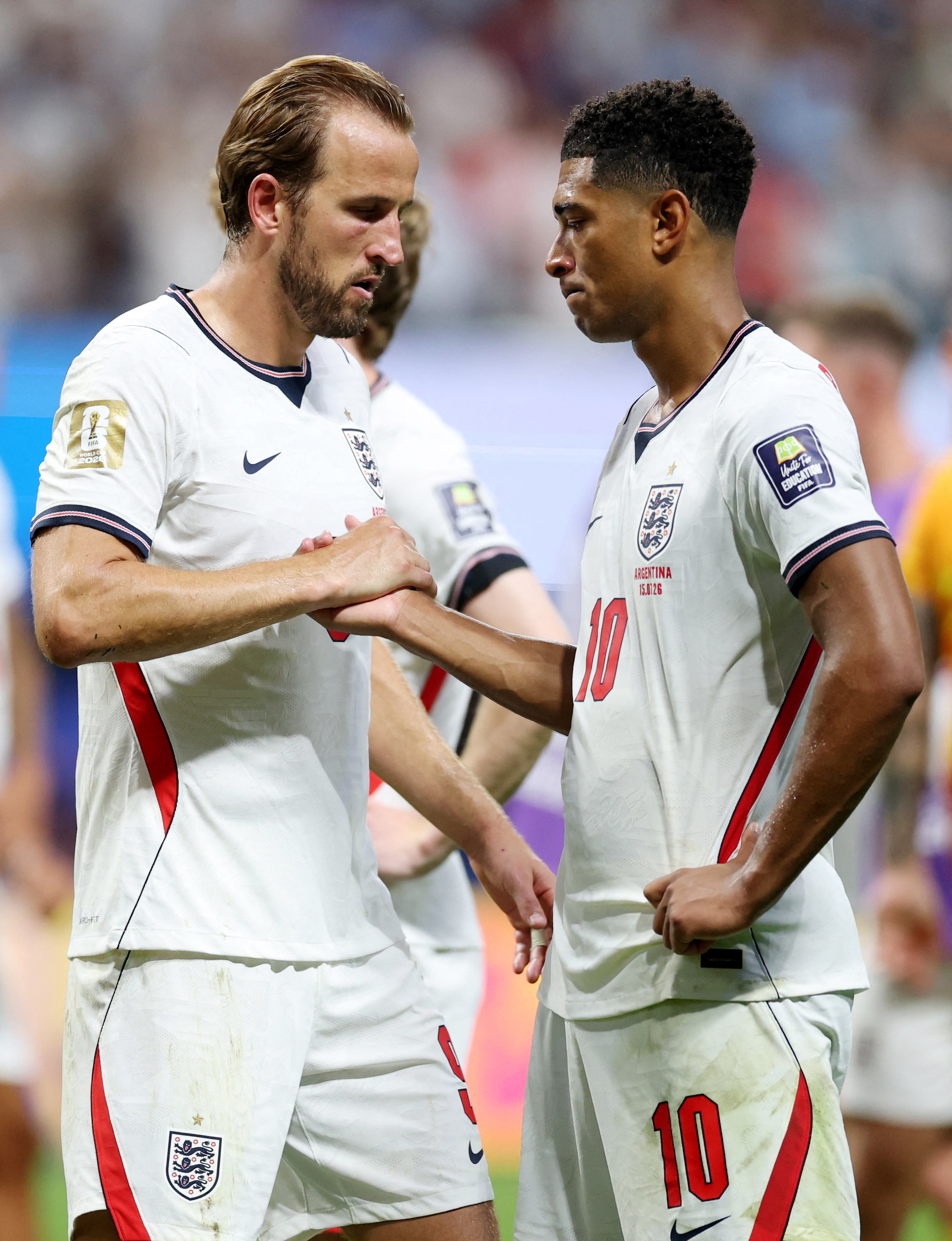 Harry Kane en Jude Bellingham na de nederlaag tegen Argentinië in de halve finale van het WK.