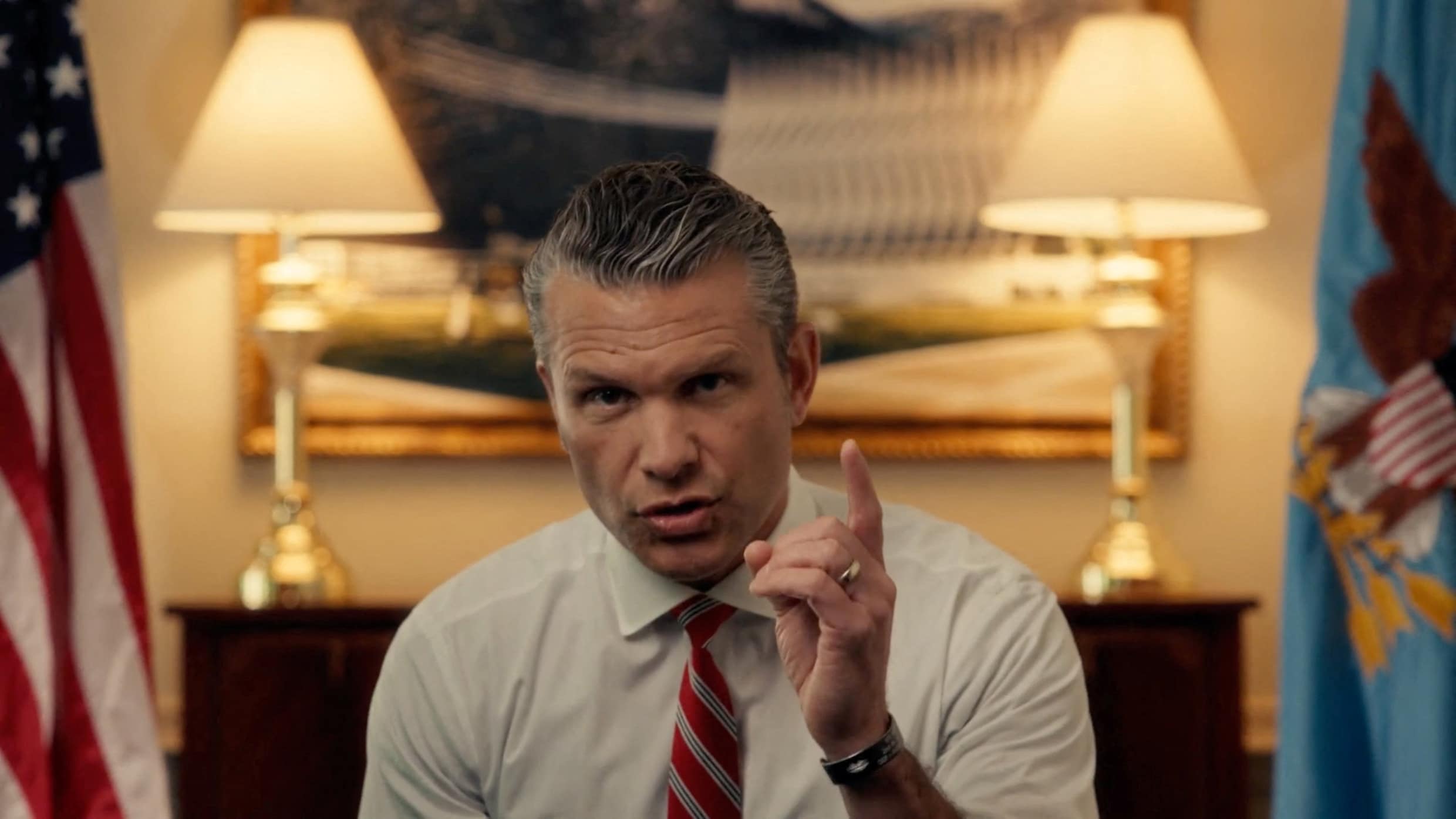 De Amerikaanse minister van Defensie Pete Hegseth kondigt de testosteronmaatregel aan in een video op X en Youtube. 