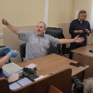 Door Kremlin tot buitenlands agent bestempelde politicus Boris Nadezjdin duikt op in Parijs