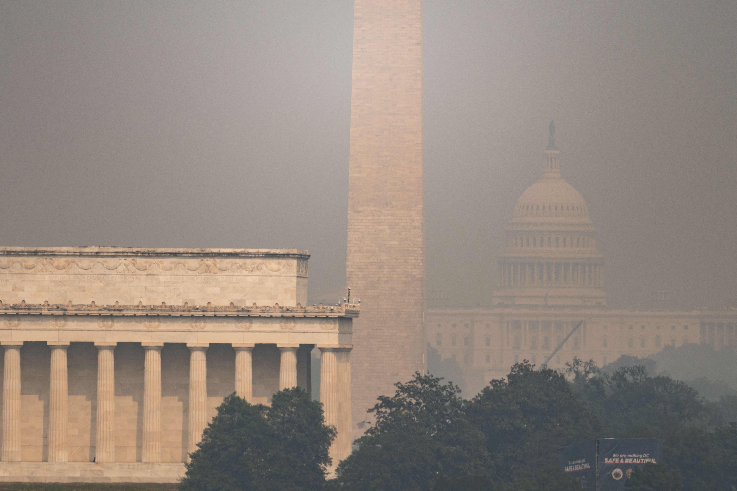 De Amerikaanse hoofdstad Washington gaat gehuld in een dikke mist van rook.