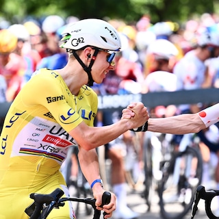 Remco Evenepoel wint op Plateau de Solaison, Vingegaard valt uit
