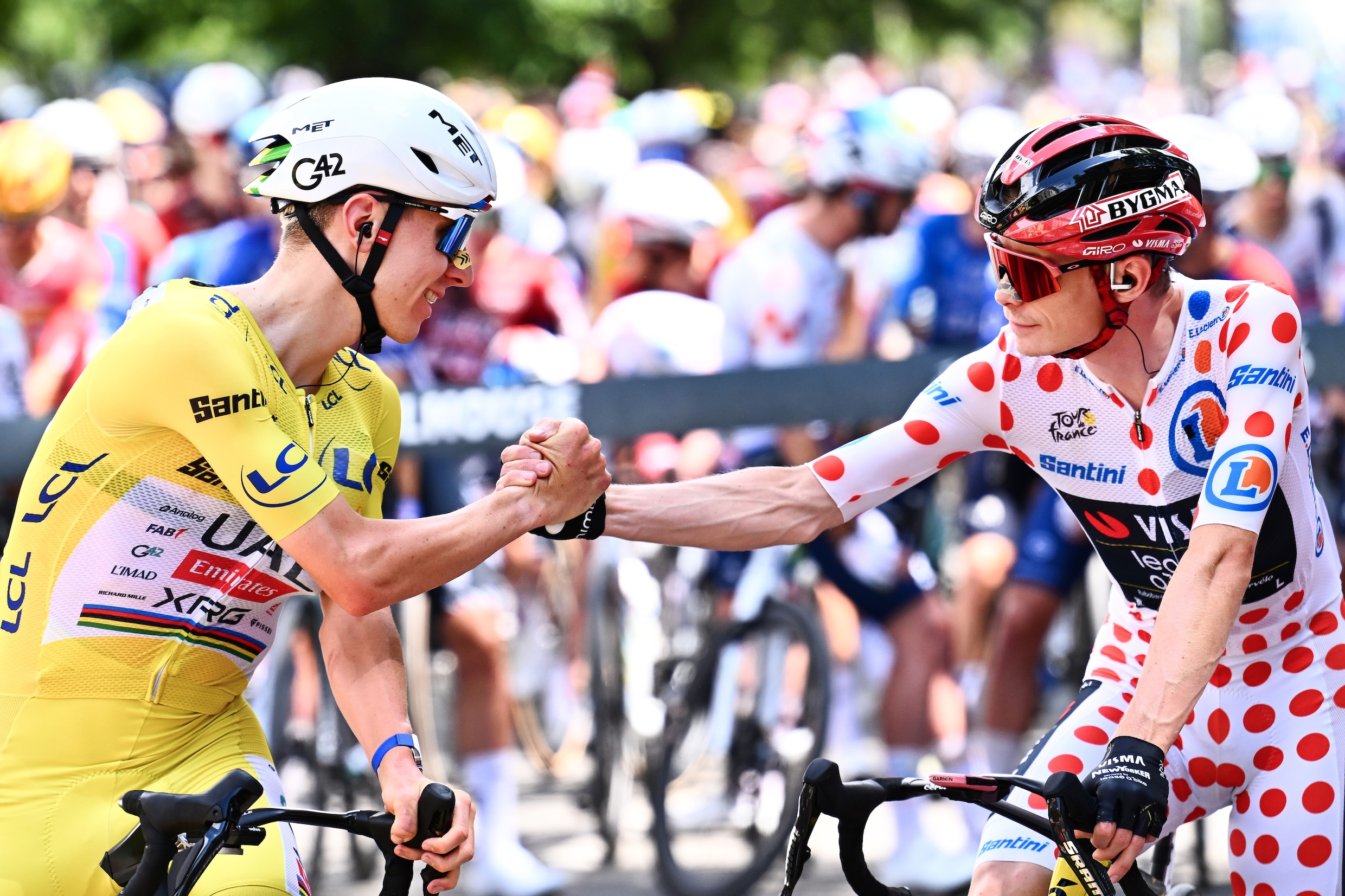 Tadej Pogacar en Jonas Vingegaard afgelopen zaterdag, voor de start van de 14de etappe.