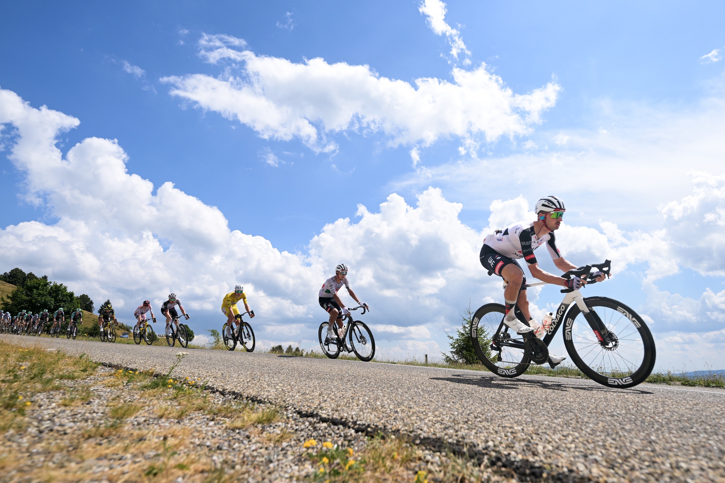 Het peloton wordt aangevoerd door de ploeg van Tadej Pogacar.