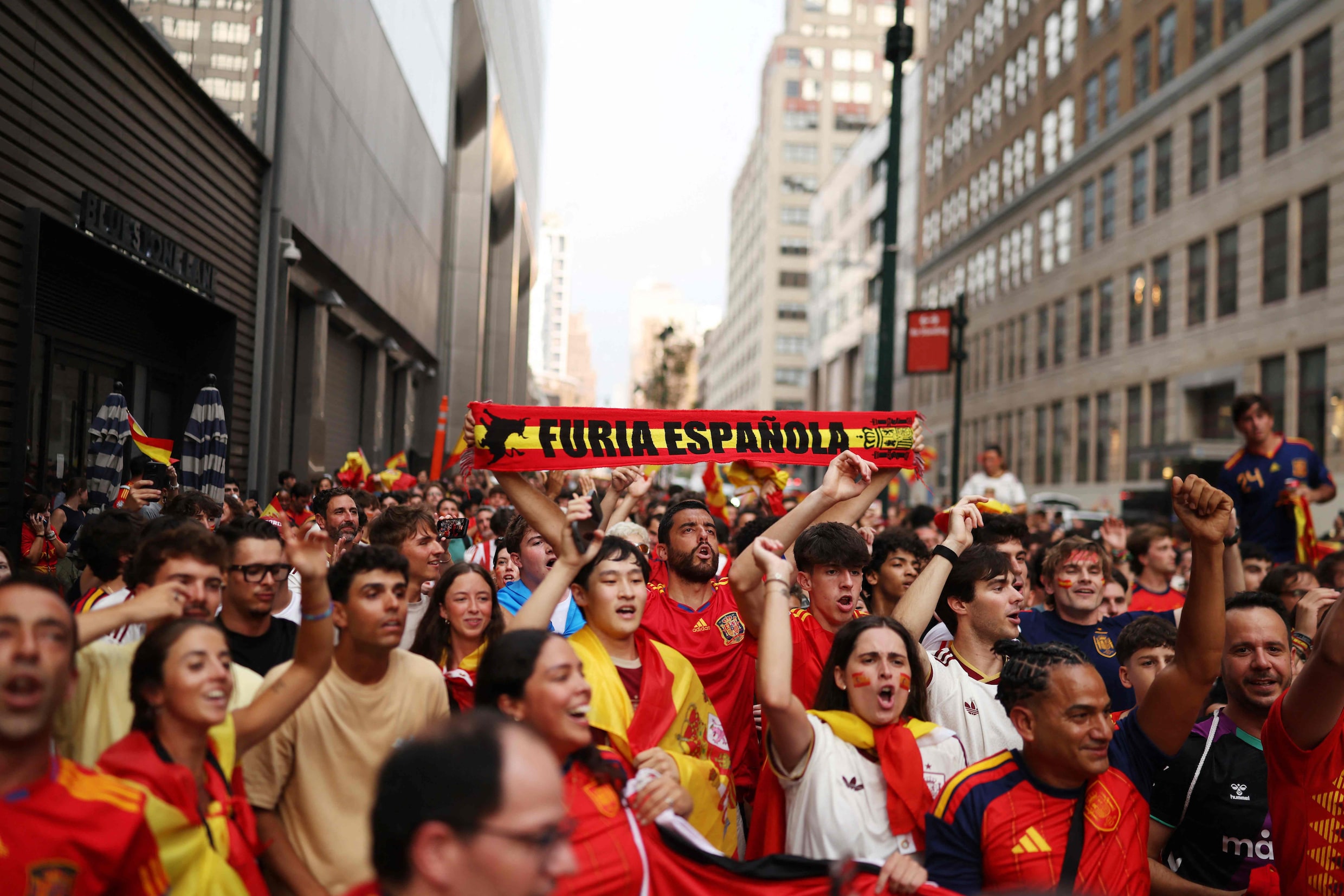 Fans van Spanje in het centrum van New York.