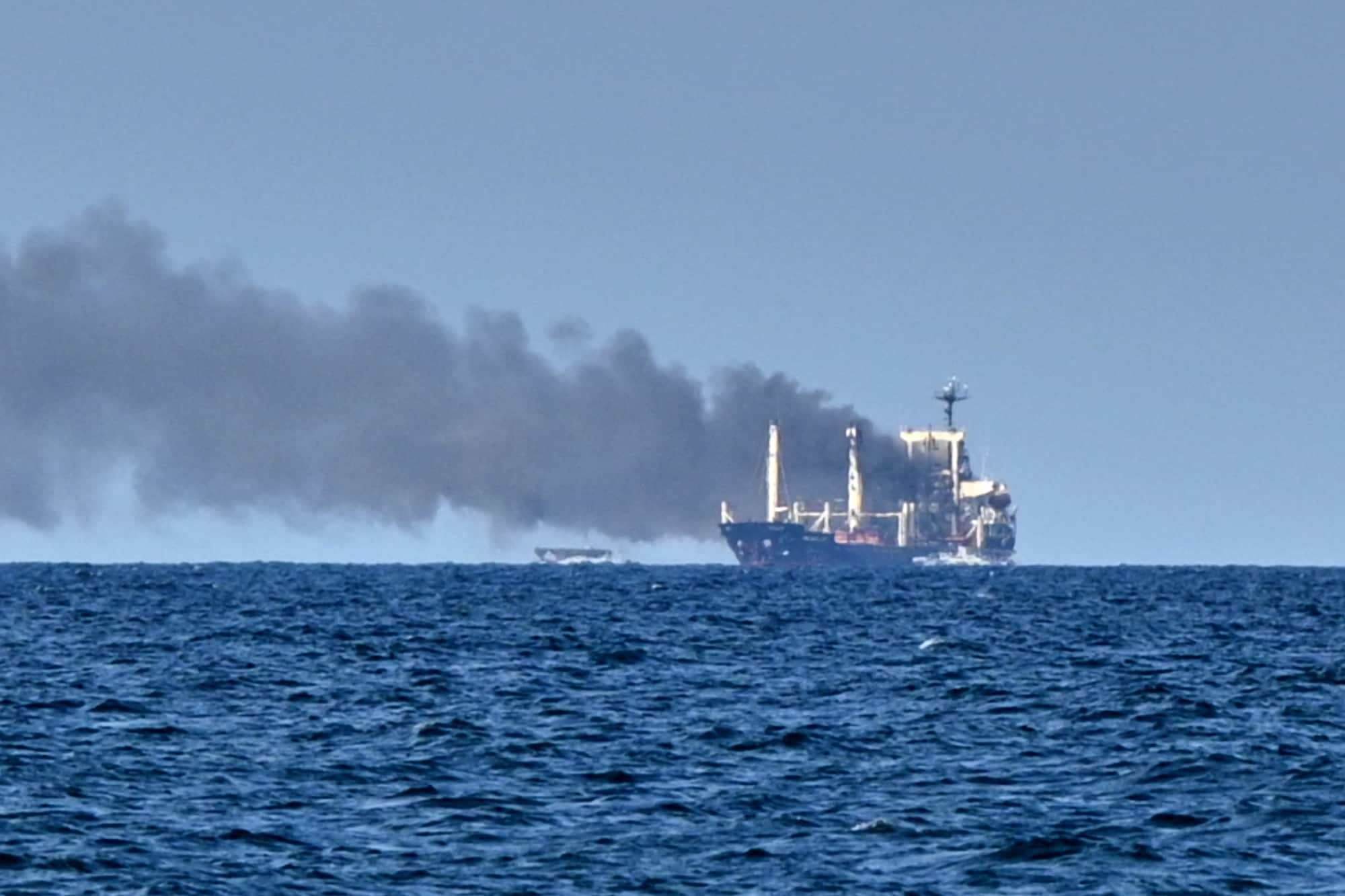 Rook stijgt op van het graanschip Golden Leo na een Russische raketaanval.