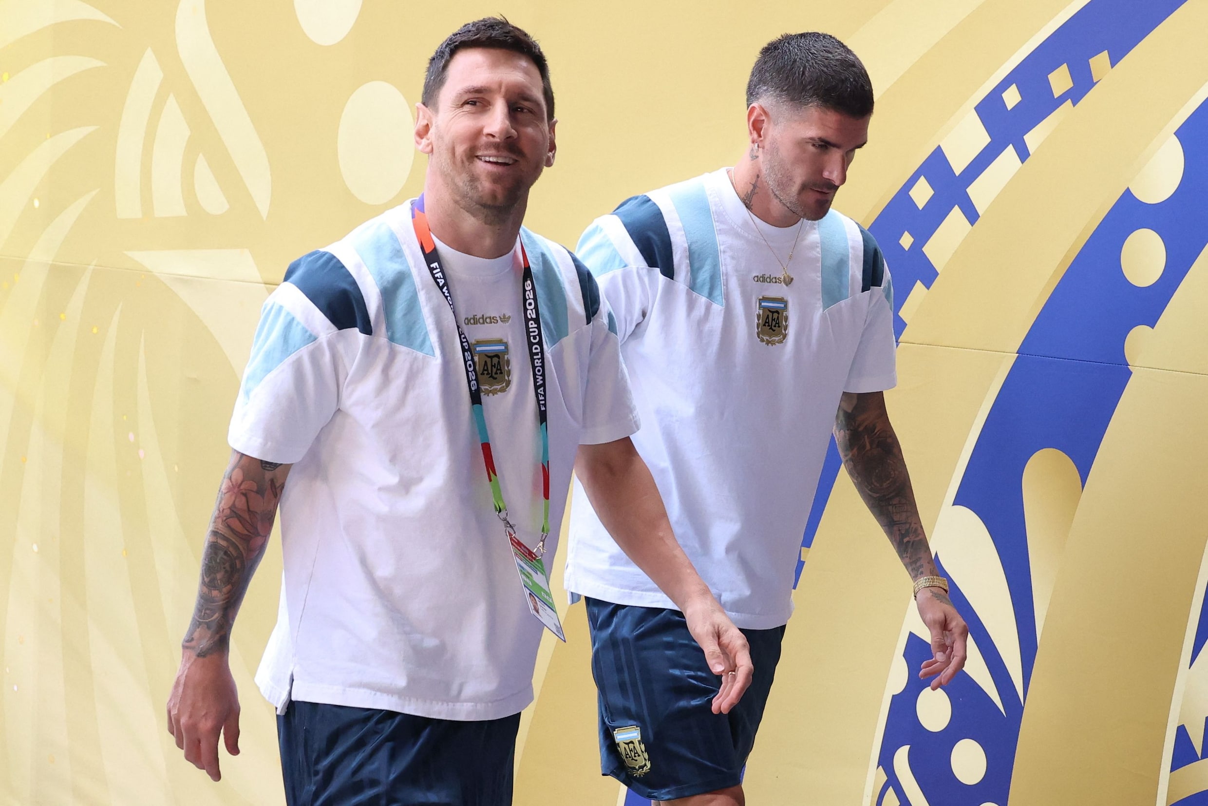 Lionel Messi met middenvelder Rodrigo De Paul voorafgaand aan de finale tegen Spanje.