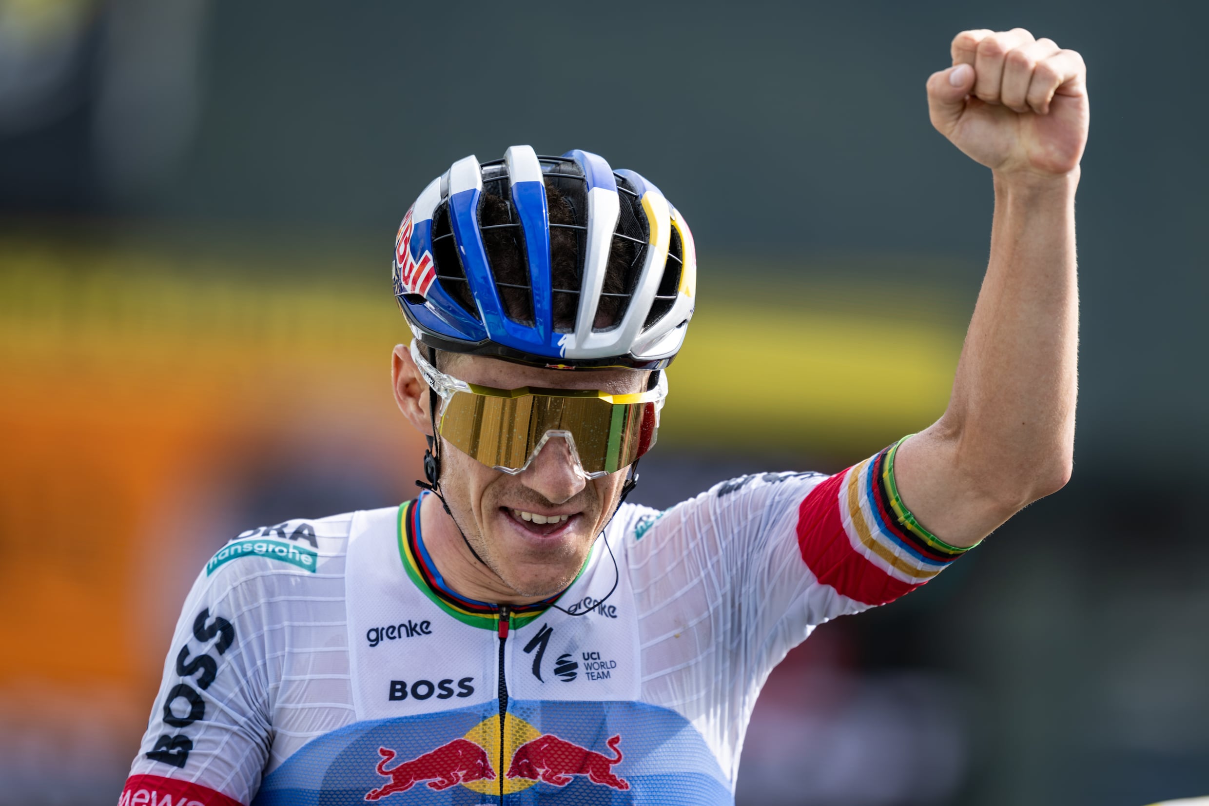 Remco Evenepoel viert zijn zege op Plateau de Solaison.