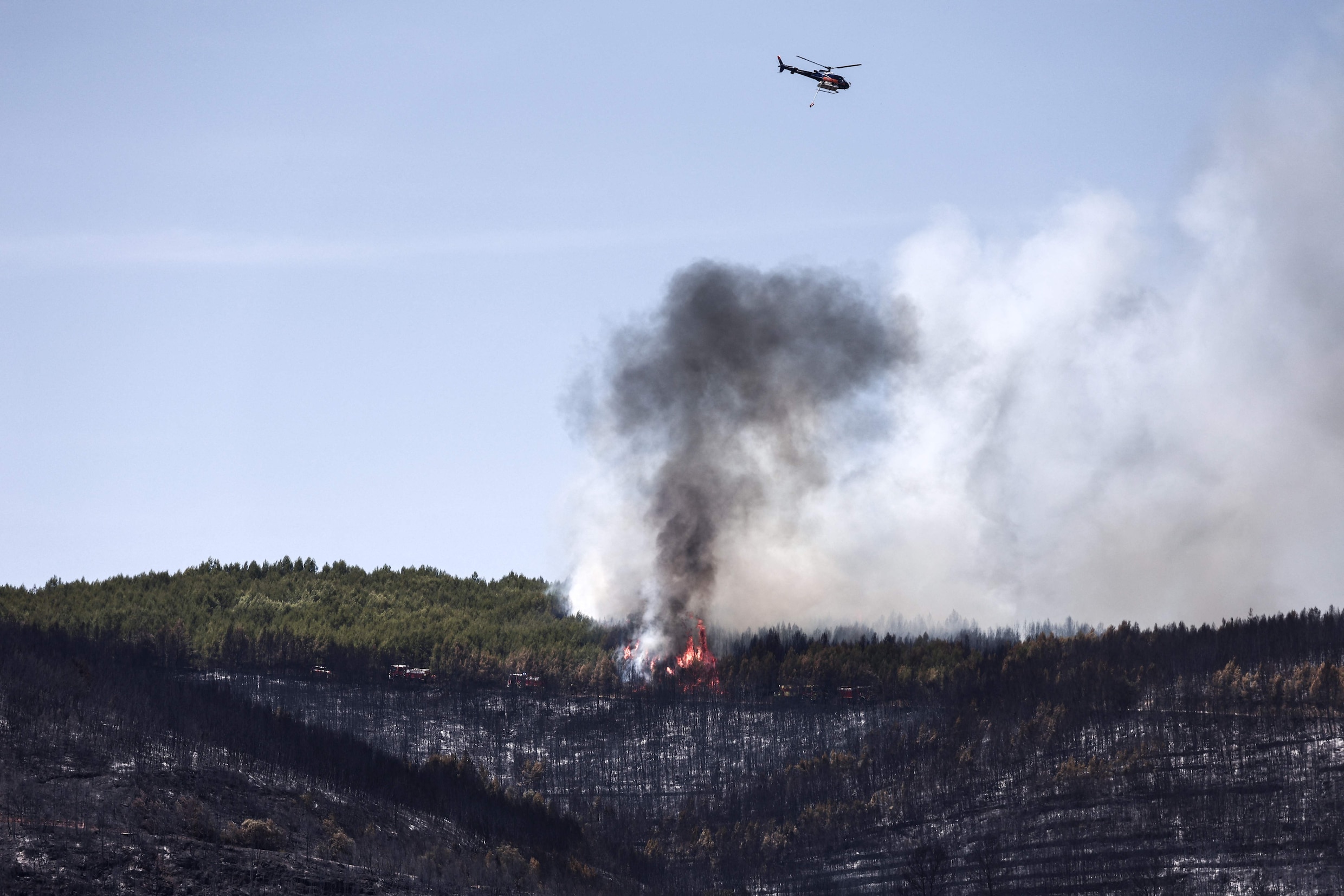 Een blushelikopter boven de brand in Taradeau.