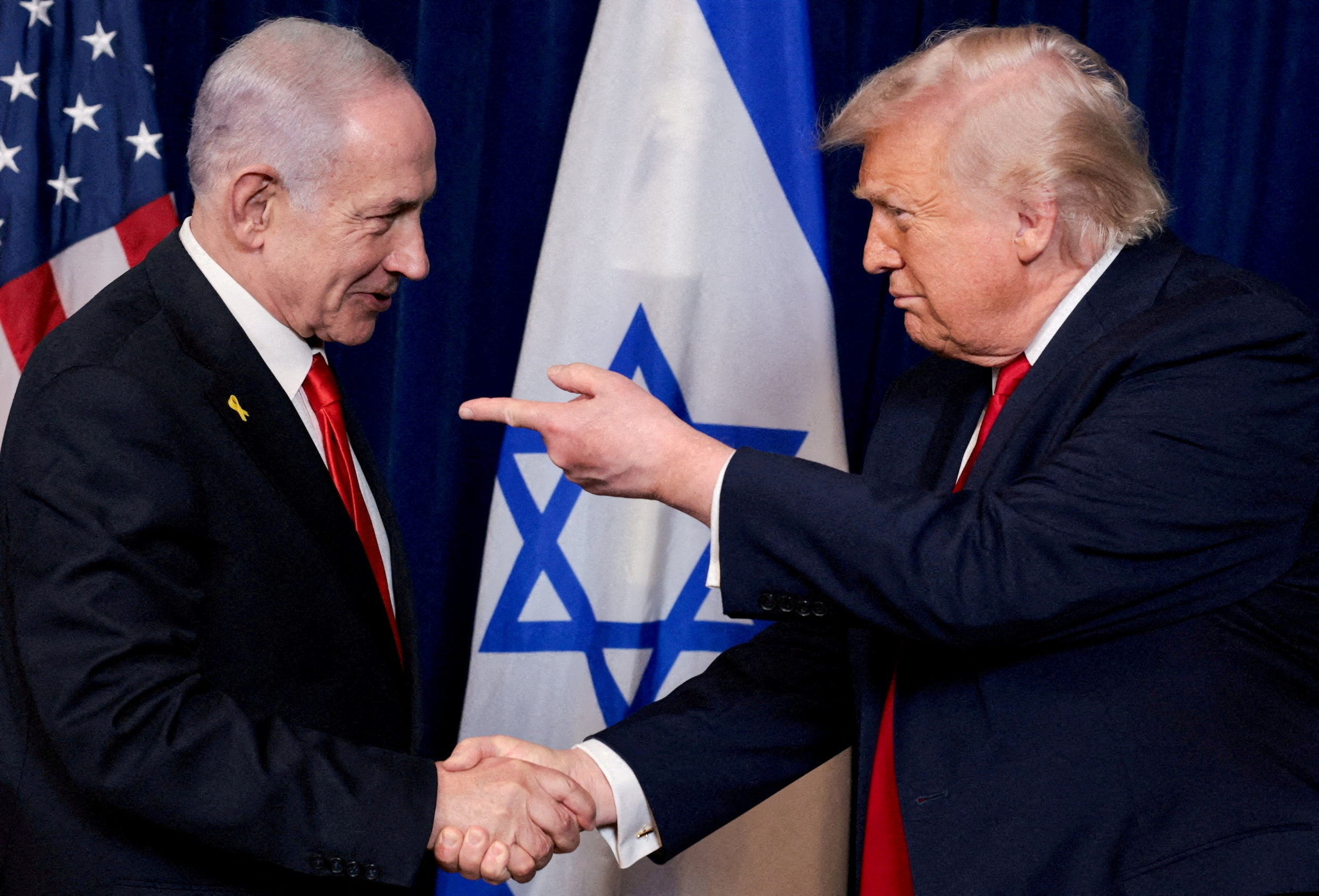 Trump schudt de hand van de Israëlische premier Benjamin Netanyahu in Trumps Mar-a-Lago club in Palm Beach, Florida, U.S., December 29, 2025.