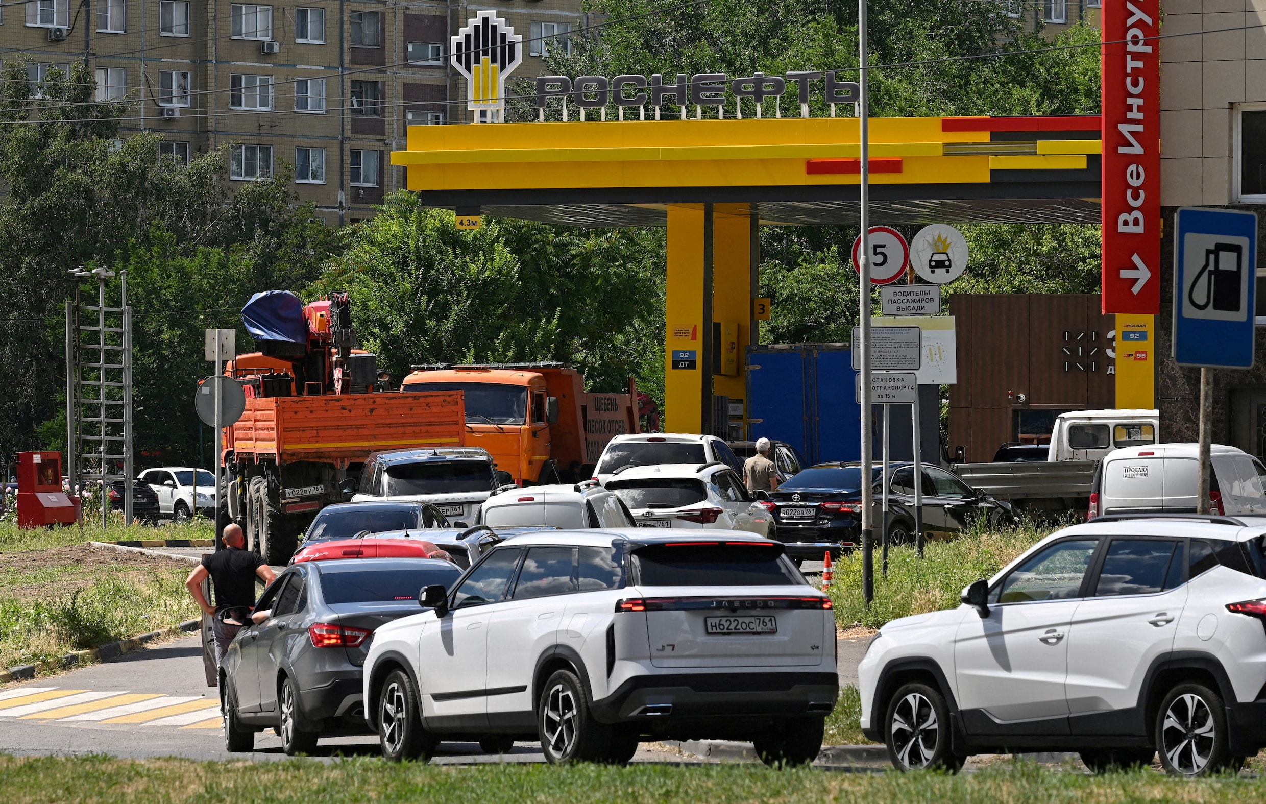 Een rij auto's voor een tankstation van Rosneft, de grootste Russische oliemaatschappij.