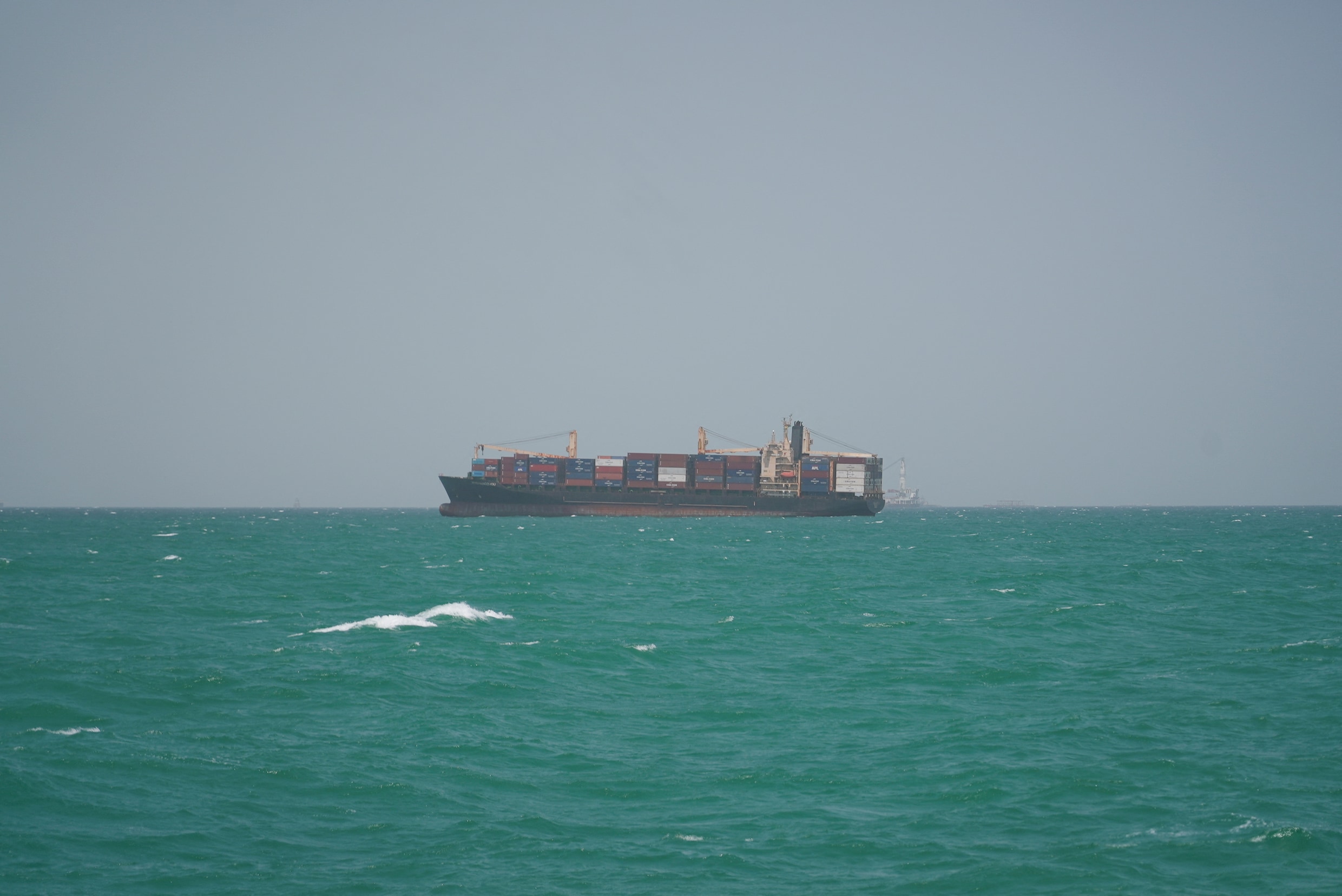 Een vrachtschip voor de kust van Saoedi-Arabië.