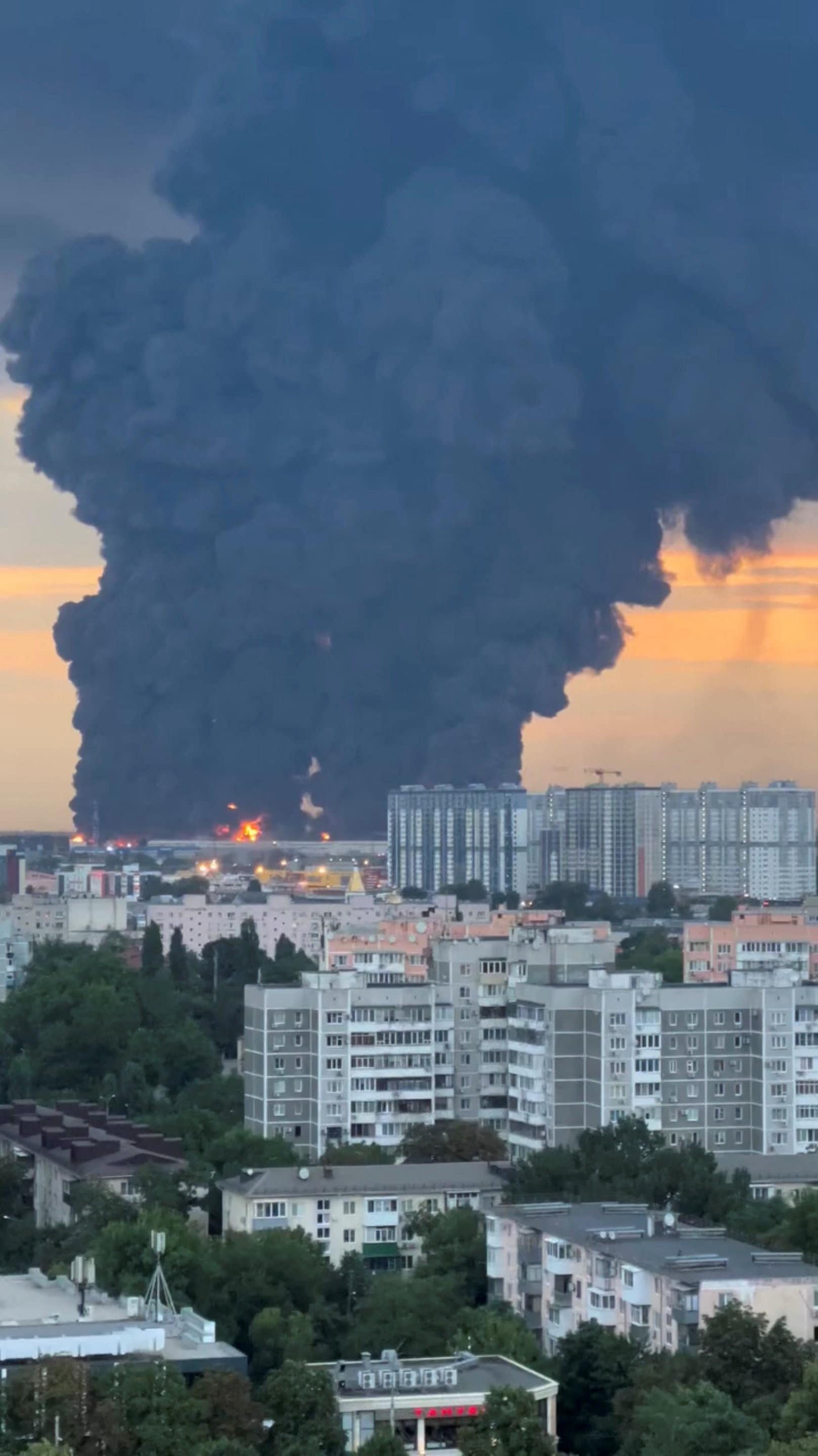 Rookwolken uit het getroffen distributiecentrum van Wildberries in Krasnodar, in het zuiden van Rusland.