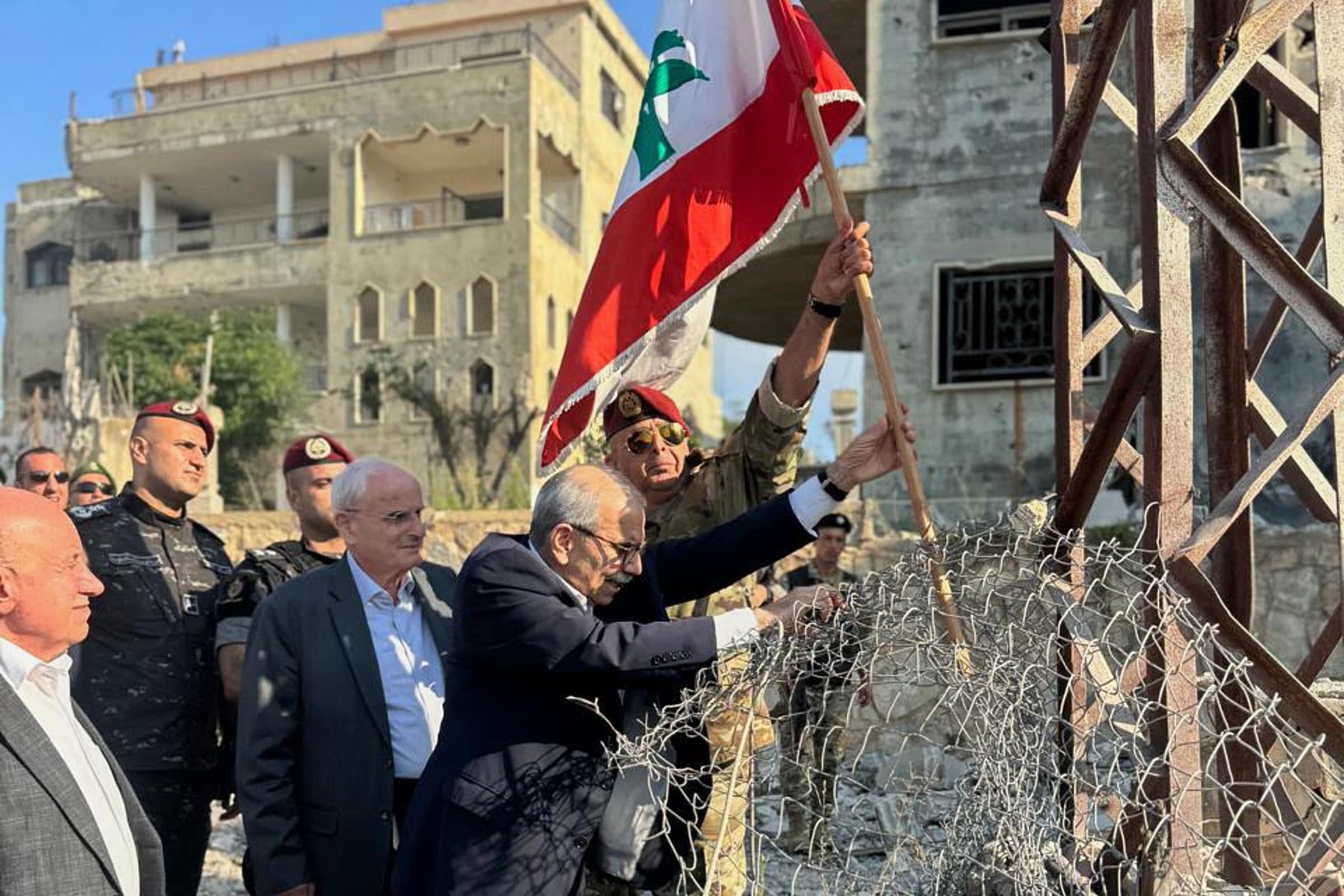 De Libanese premier Nawaf Salam plaatst een Libanese vlag in het Zuid-Libanese dorp Zawtar al-Gharbiyeh.