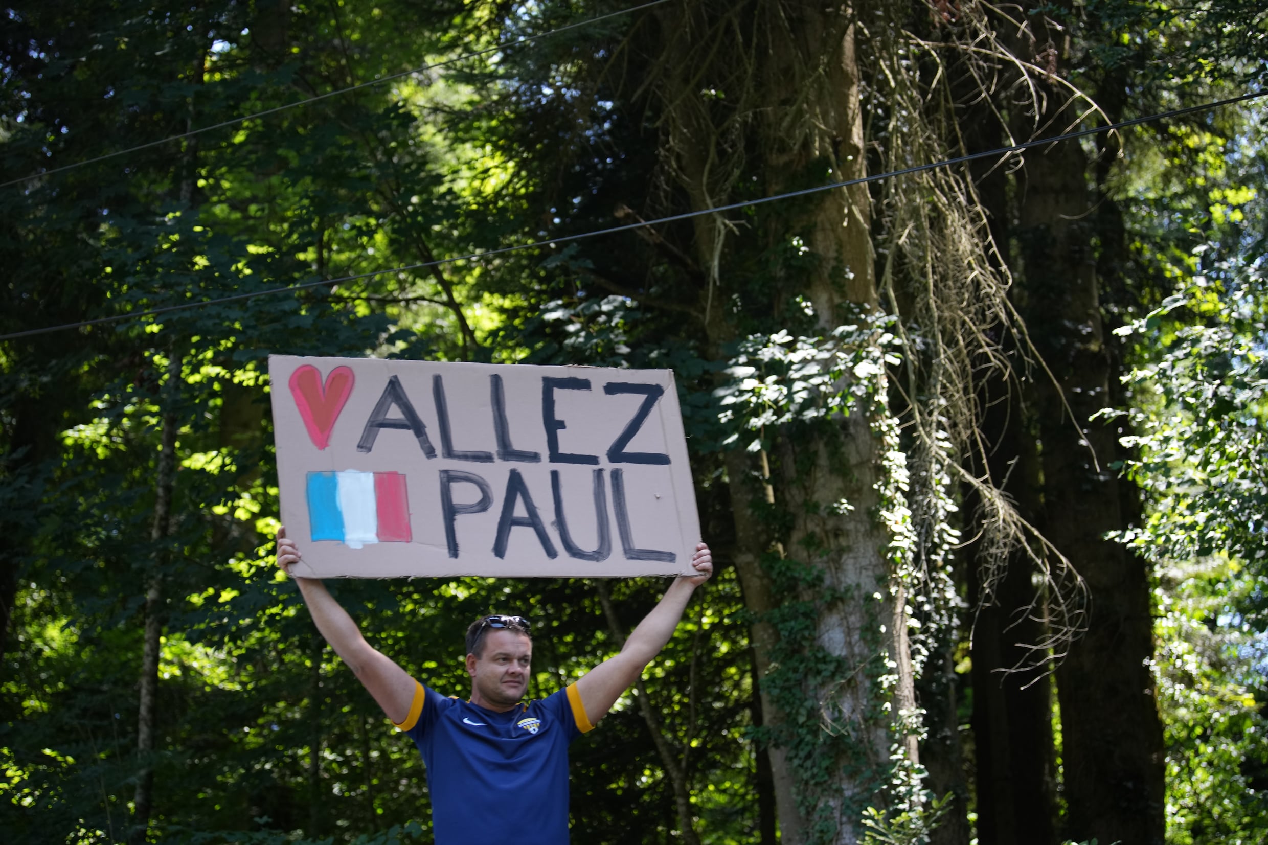 Een fan moedigt het Franse talent Paul Seixas aan.