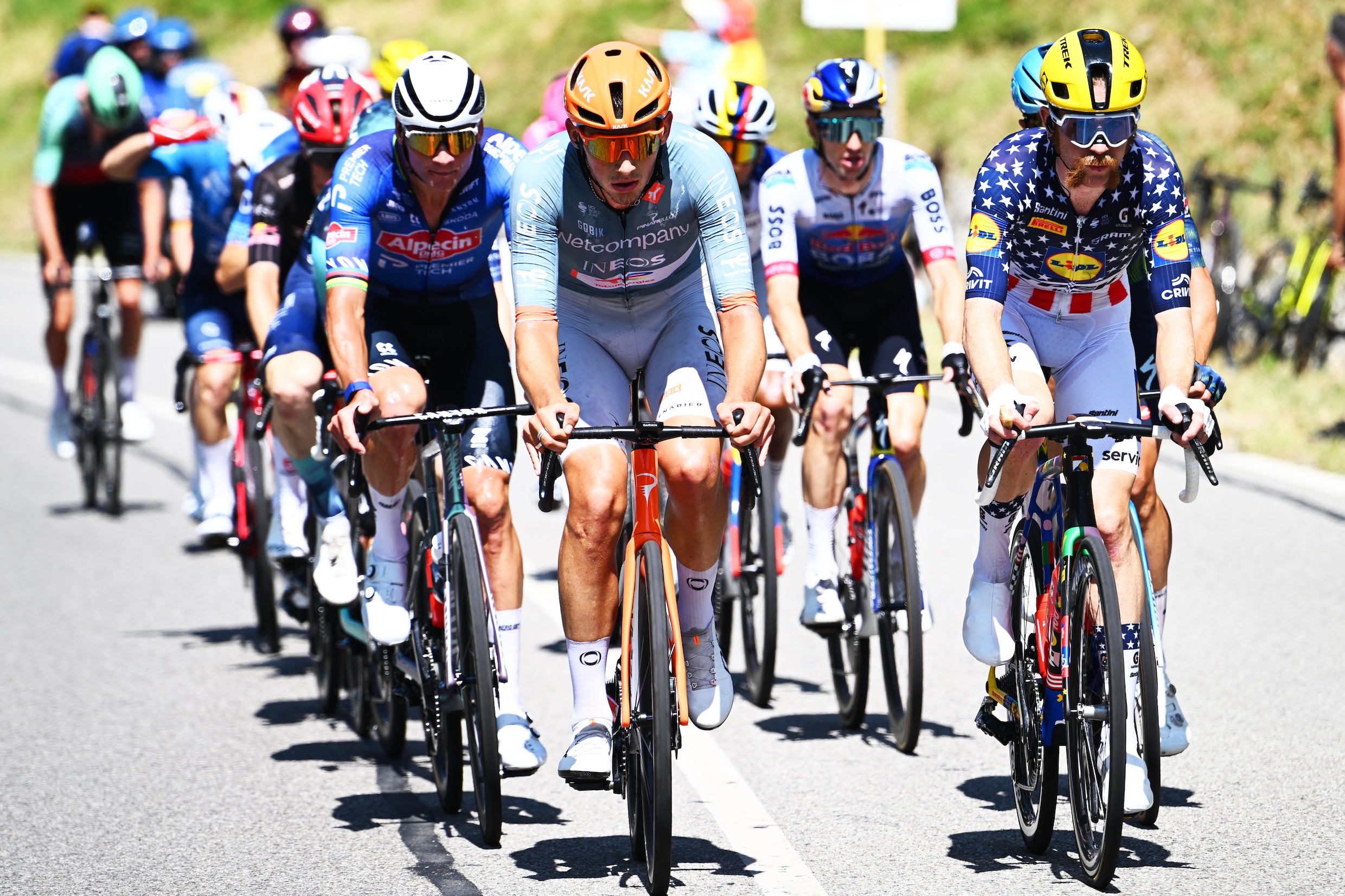 Mathieu van der Poel (l), Joshua Tarling (m) en Quinn Simmons (r) zitten mee in de kopgroep.