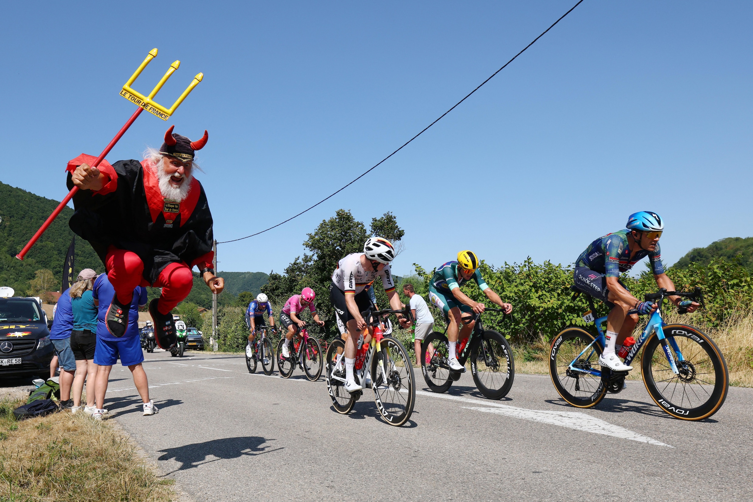 Mads Pedersen heeft inmiddels samen met Stuyven, Healy, Engelhardt, Planckaert en Kwiatkowski een gat op zijn medevluchters.