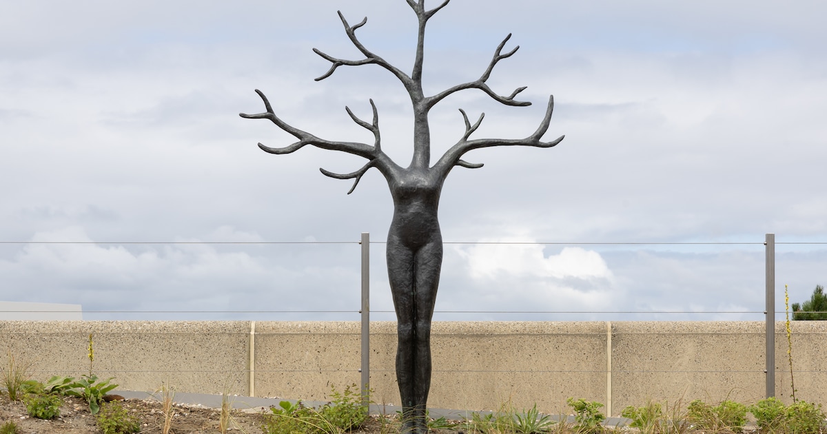 In de duinen bij Scheveningen regeert Daphne als sprookjeskoningin over de sculpturen in de nieuwe b