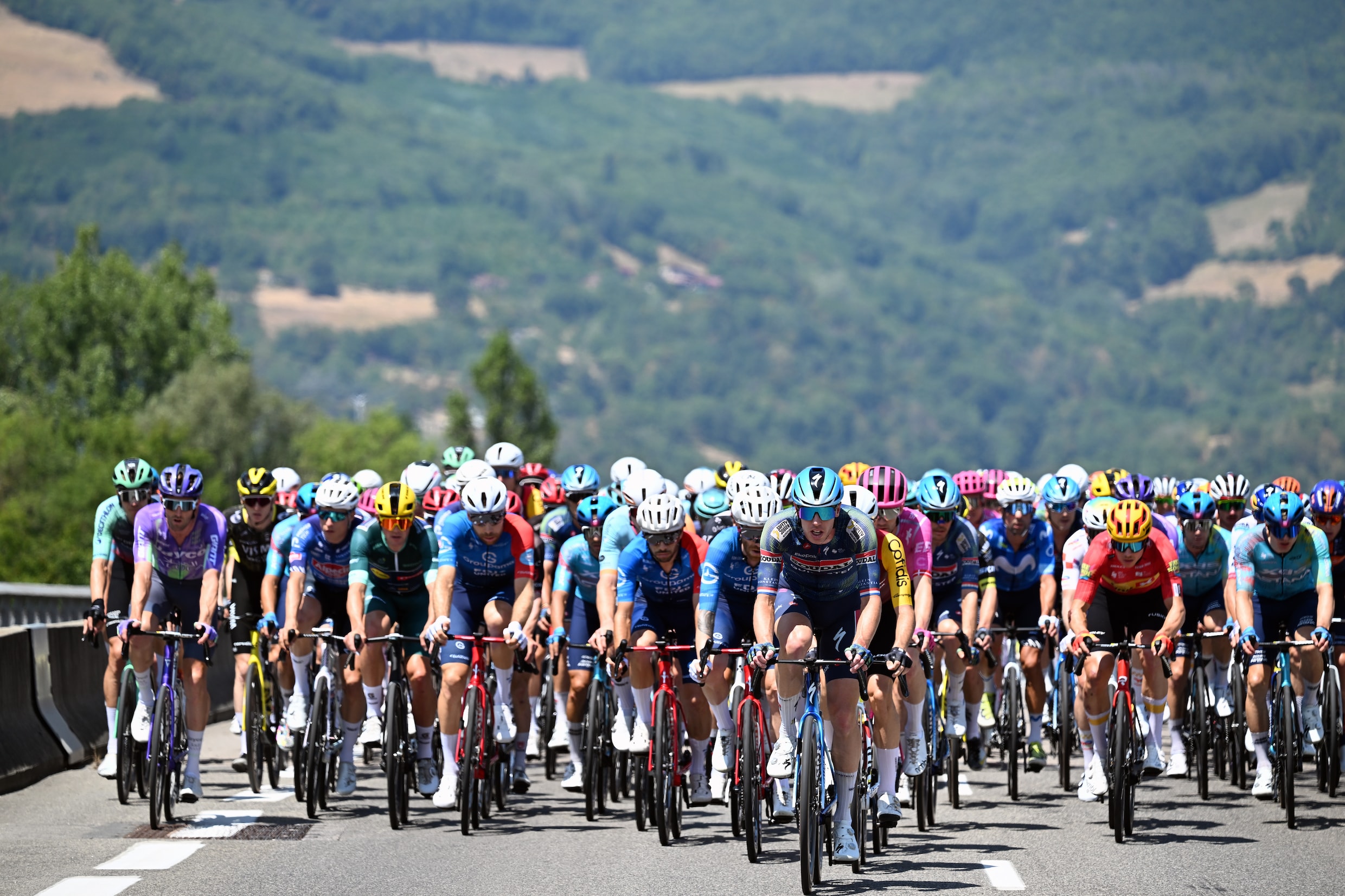 Het peloton nog bijeen in de beginfase van de 18de etappe.