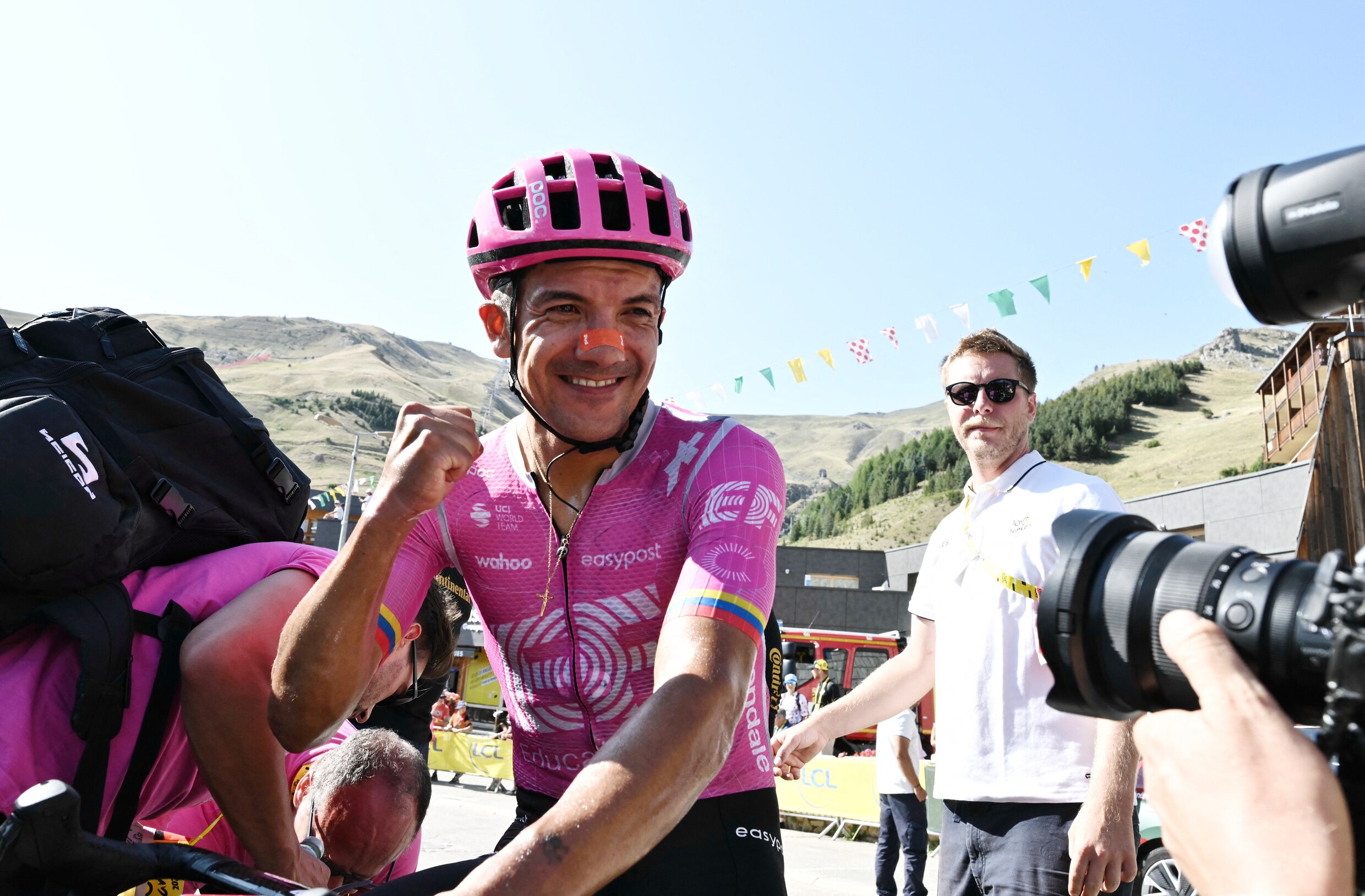 Richard Carapaz viert zijn ritoverwinning in Orcières-Merlette.