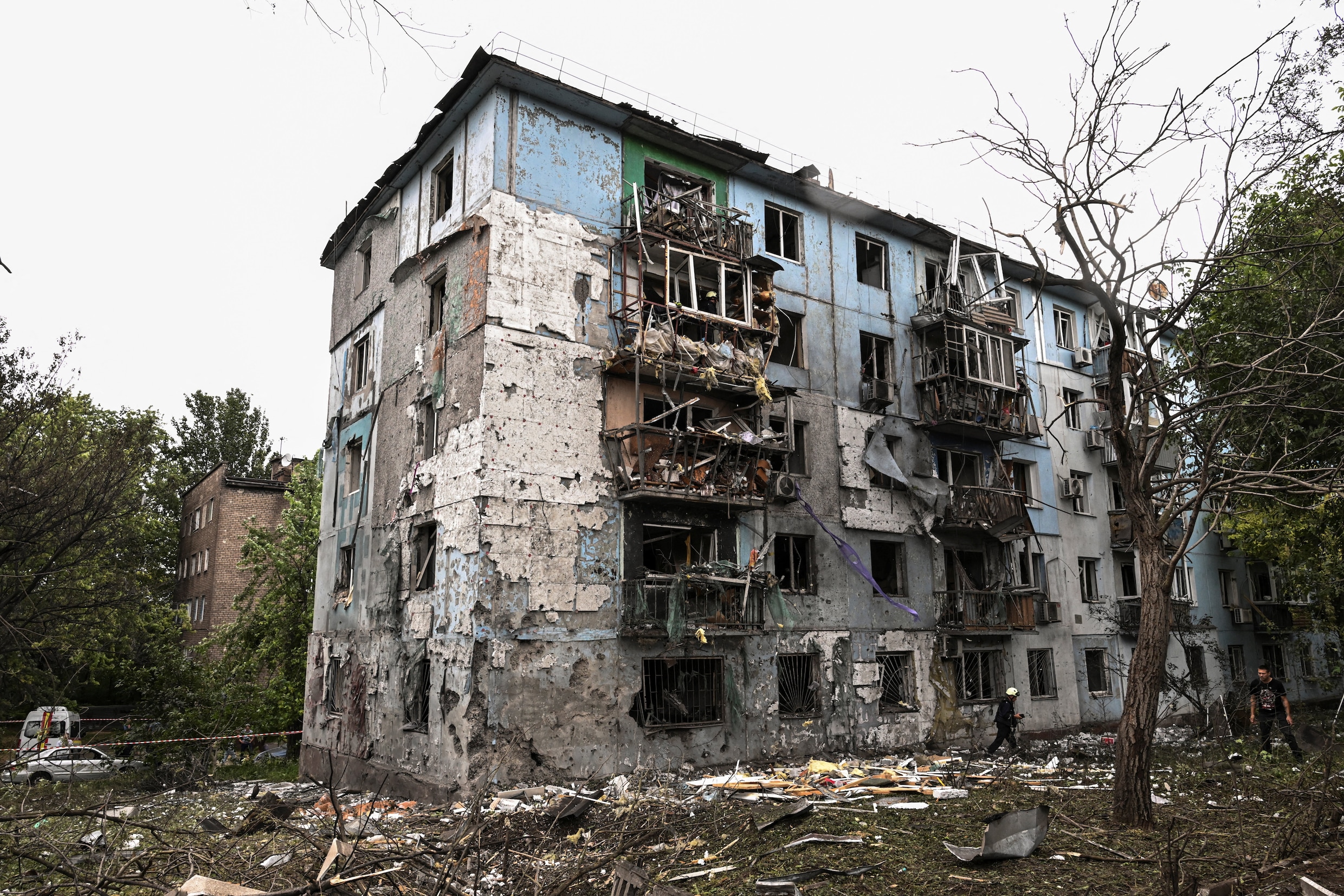 Schade aan een appartementencomplex in Zaporizja als gevolg van een Russische bombardement.