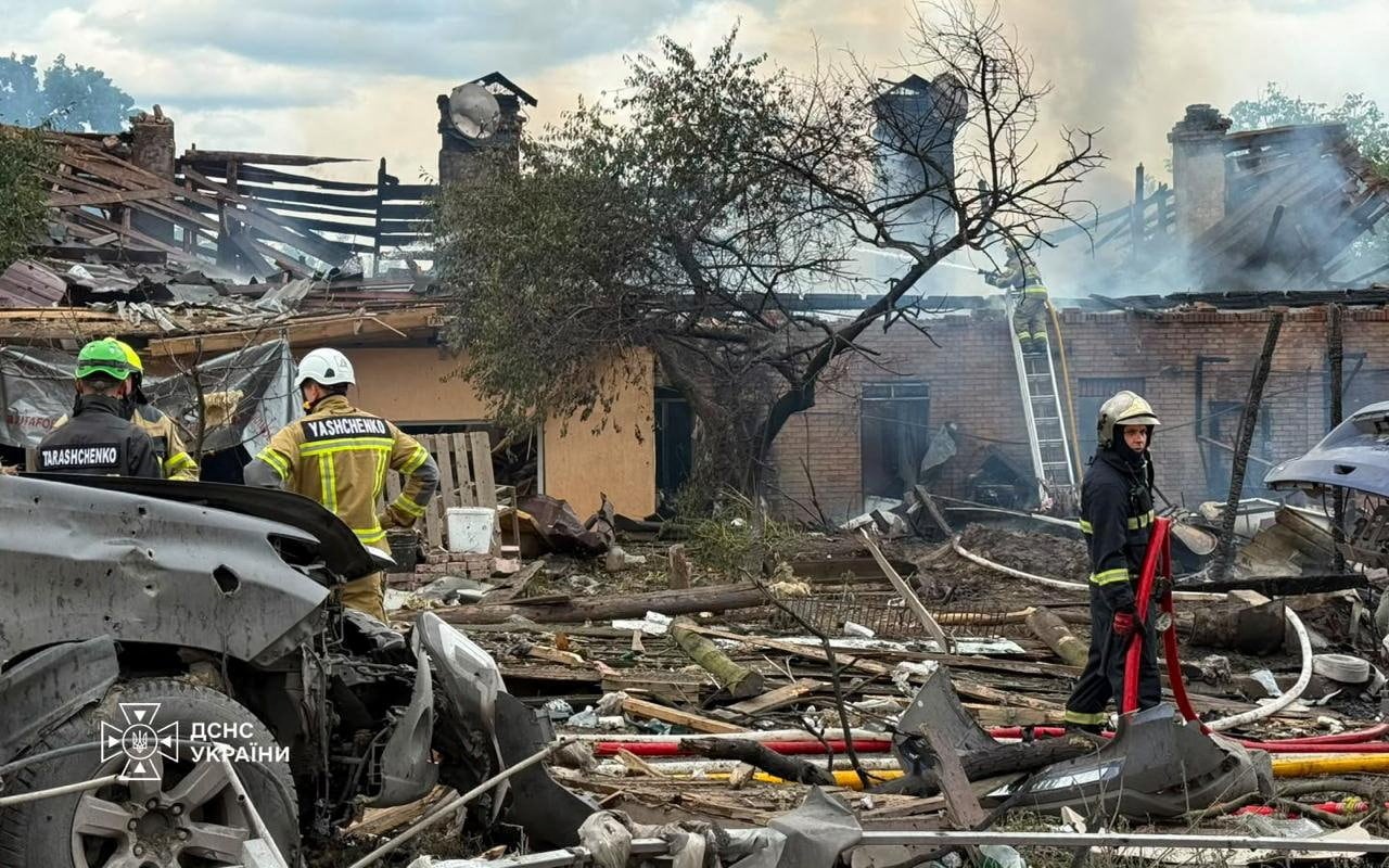 Reddingswerkers in de regio Kyiv, op de plek waar een Russische luchtaanval heeft plaatsgevonden. Onduidelijk is of het gaat om de locatie van de wapententoonstelling.
