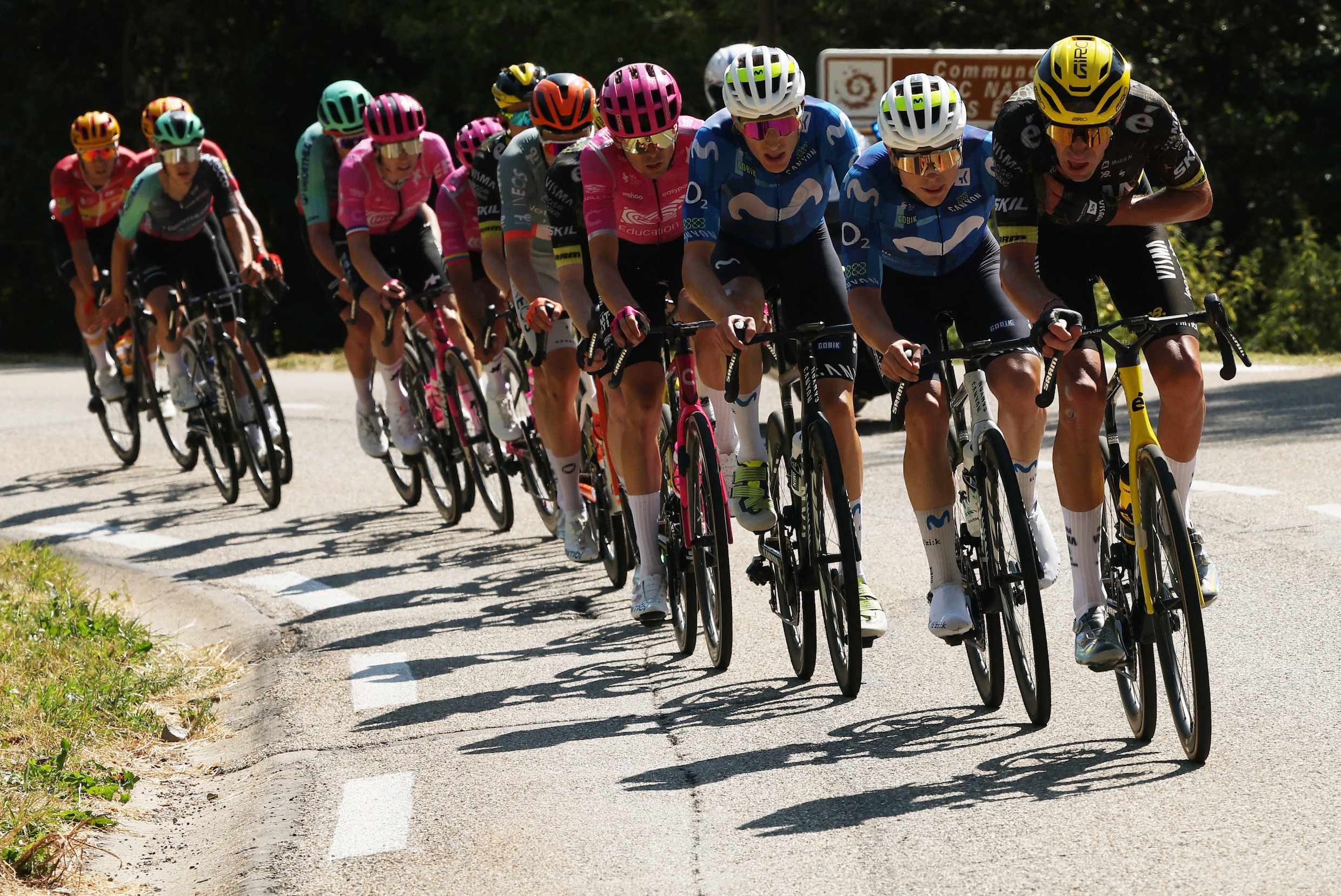 Matteo Jorgenson maakt tempo in de vallei op weg naar de Col d'Ornon.