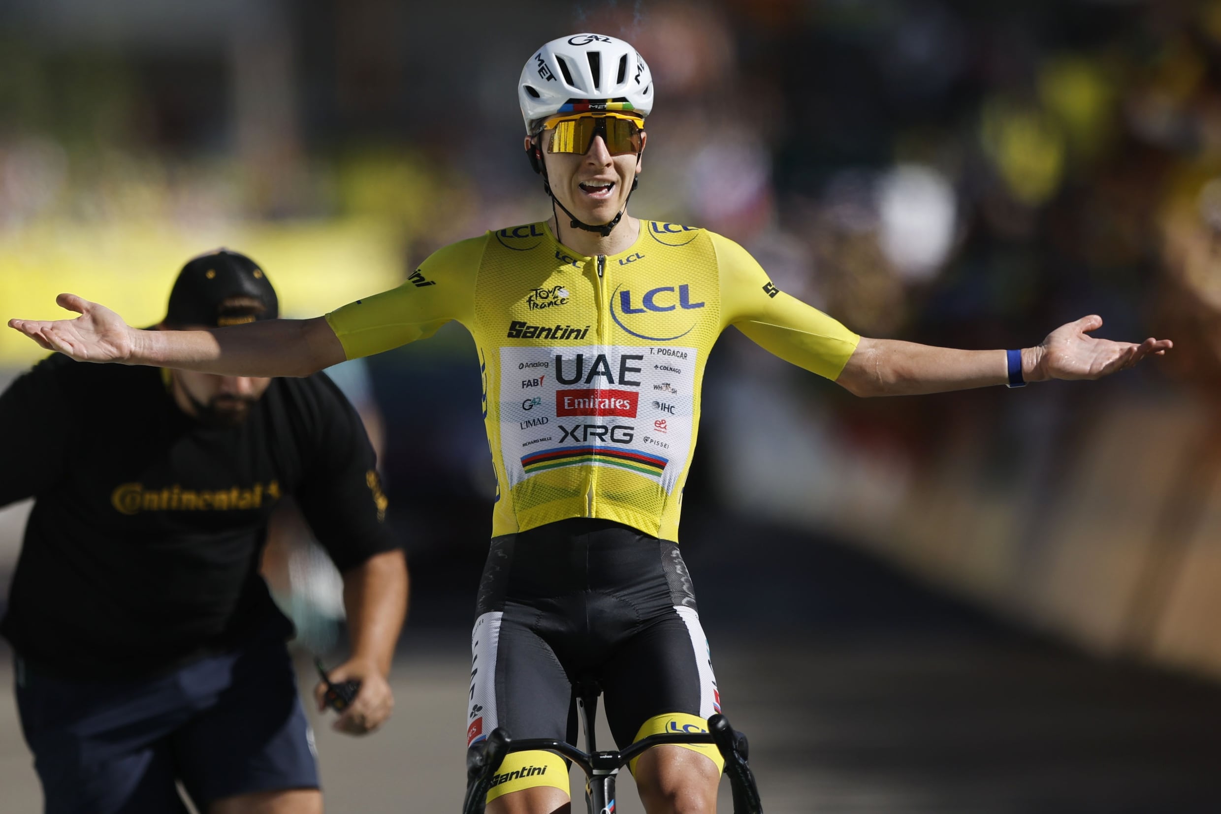 Tadej Pogacar wint op Alpe d’Huez.