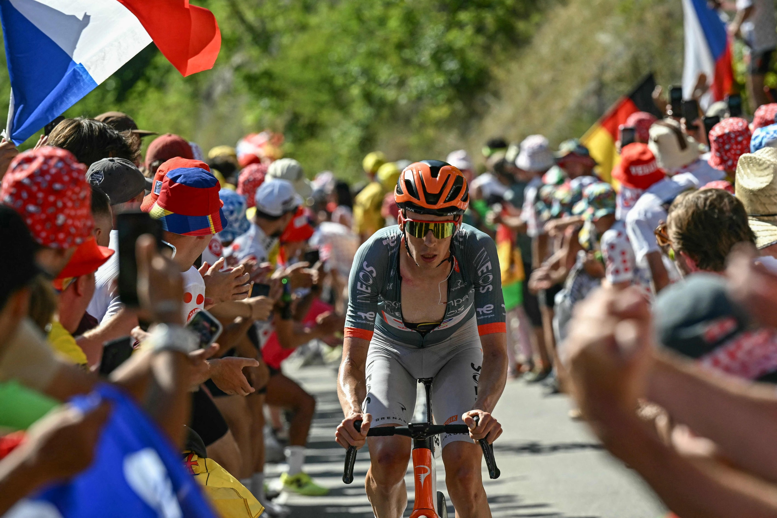 Thymen Arensman tijdens de beklimming van Alpe d’Huez tijdens de 19de etappe op vrijdag.