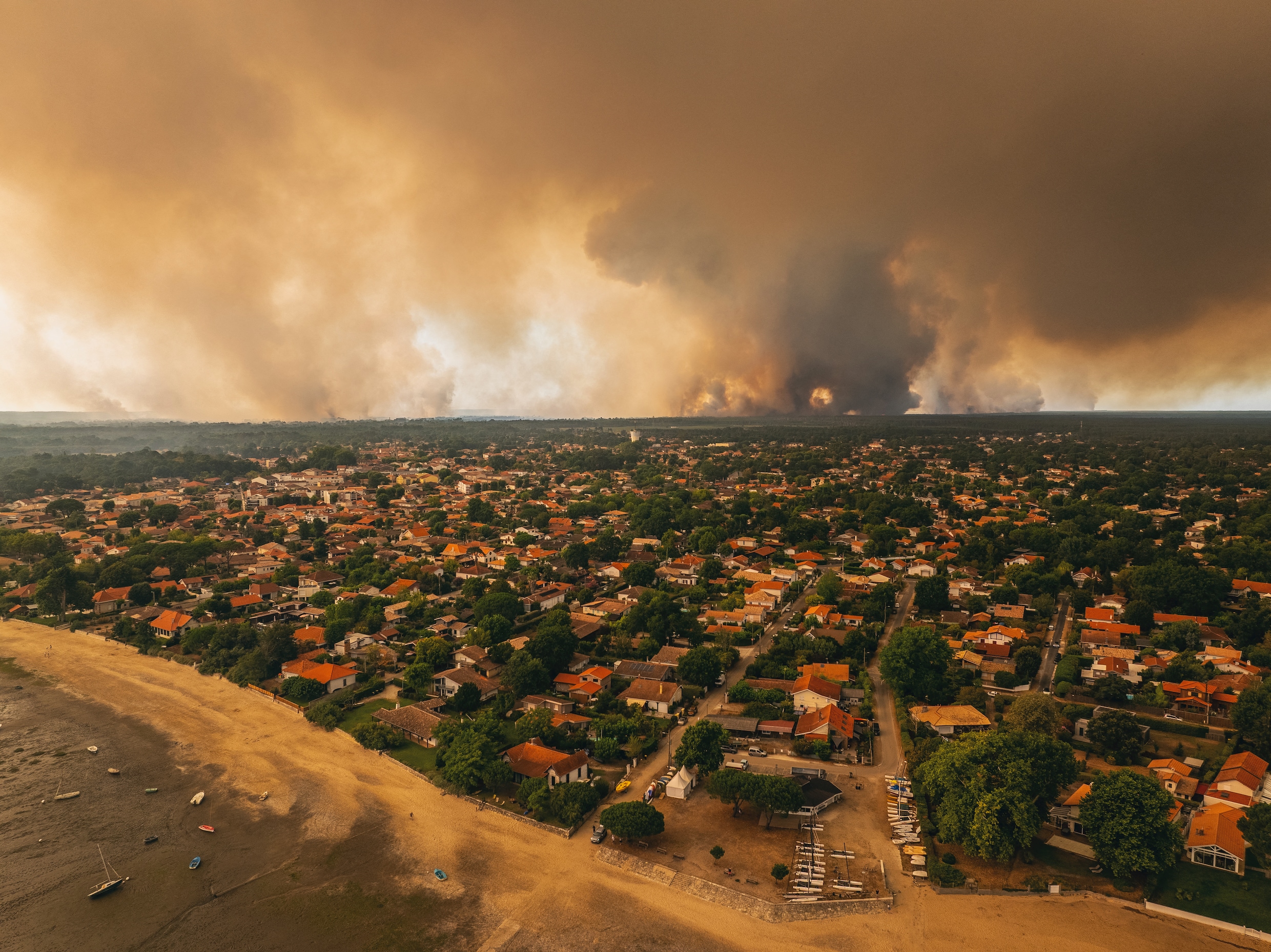 Dronefoto van Arès, een stad in het Franse departement Gironde, waar mensen moeten vertrekken door de grote branden.