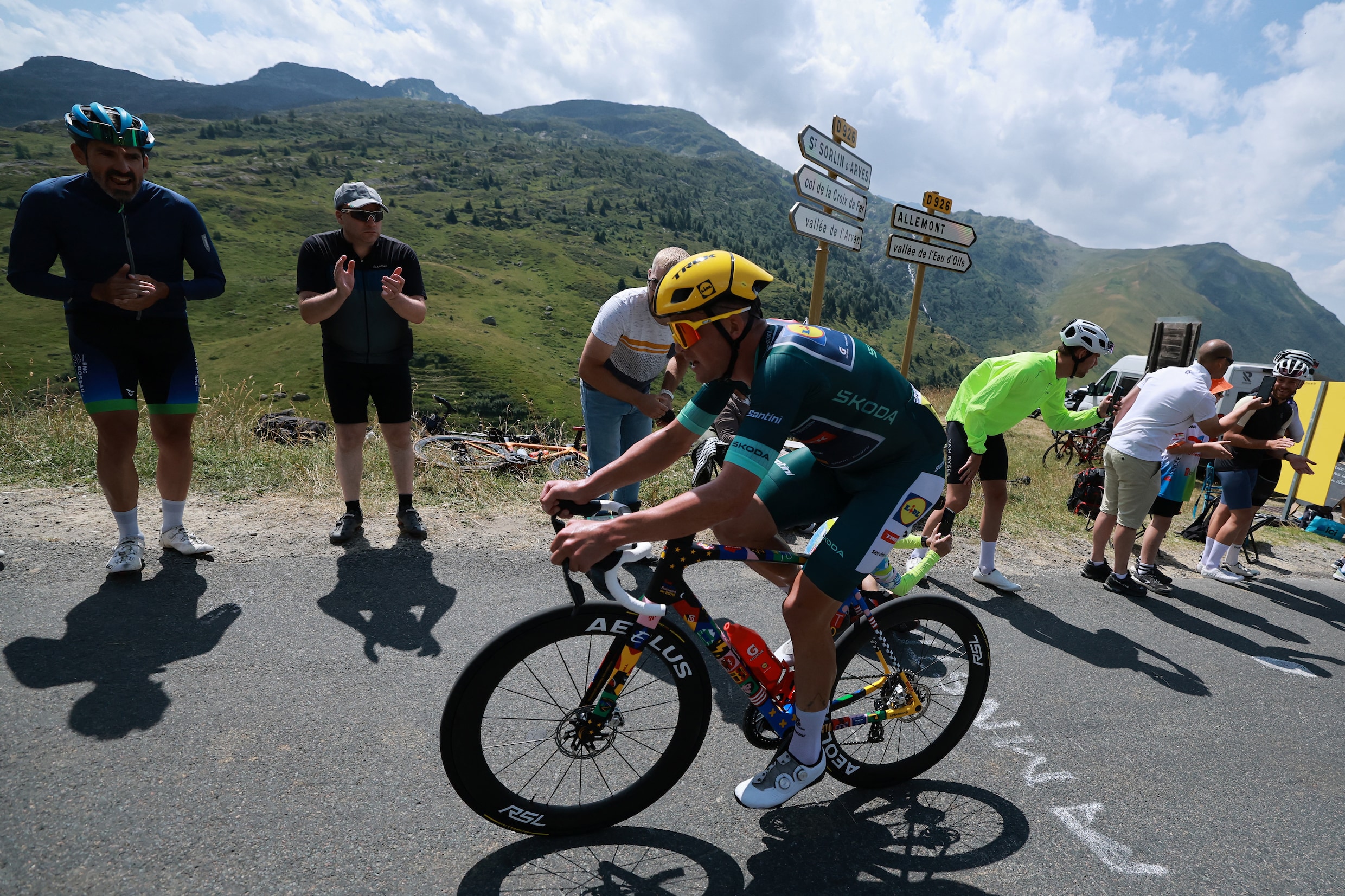 Mads Pedersen tijdens de beklimming van de Col de la Croix-de-Fer.