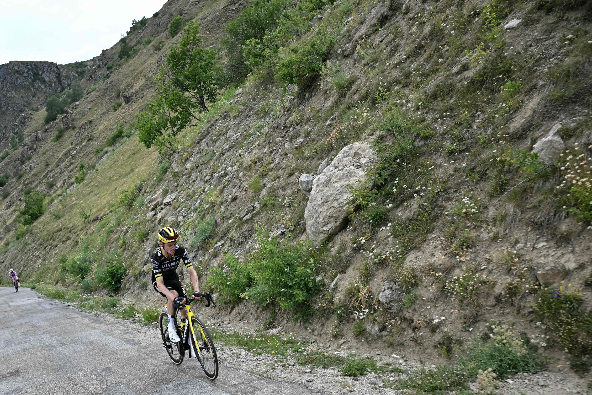 Sepp Kuss alleen op weg op de Col de Sarenne, voor zijn dubbele valpartij.