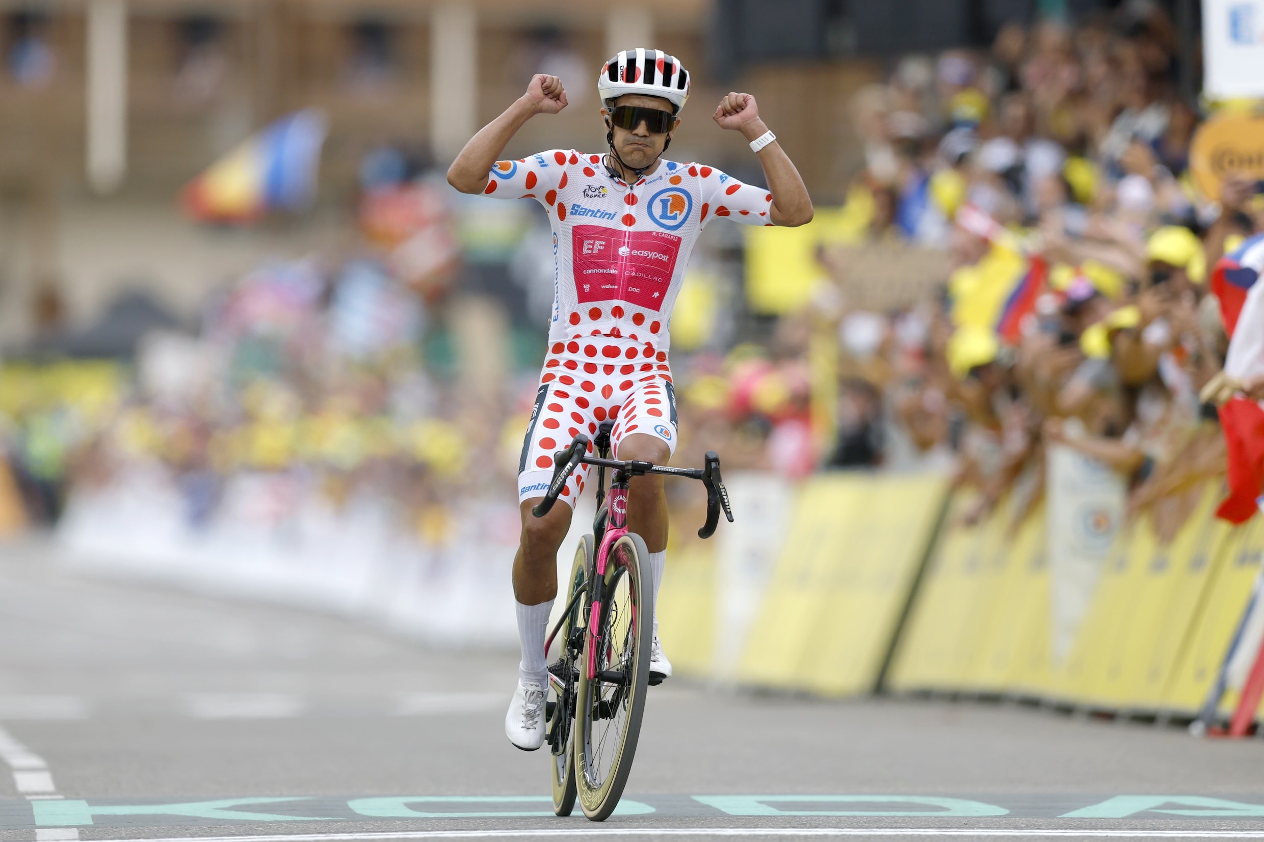 Richard Carapaz wint op Alpe d’Huez.