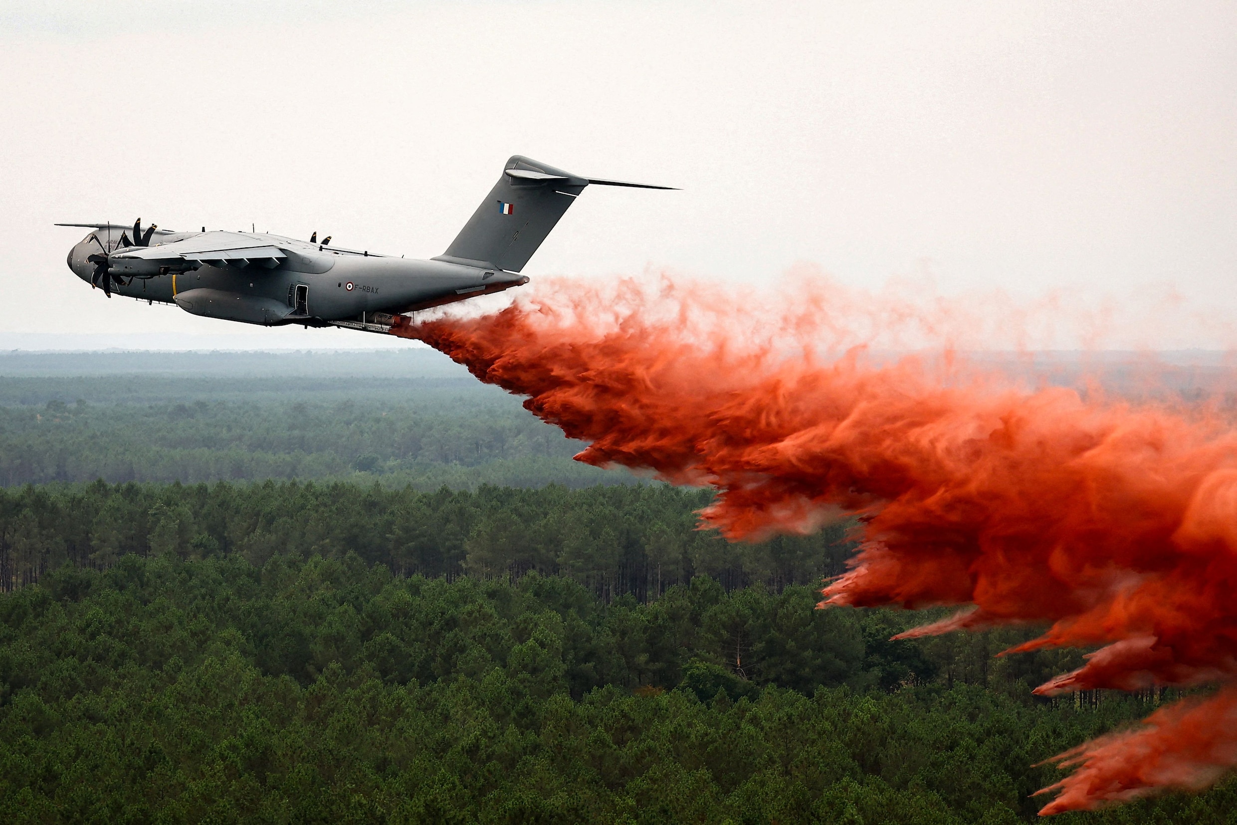 Frankrijk heeft voor het eerst een Airbus A400M ingezet om de bosbranden te bedwingen.