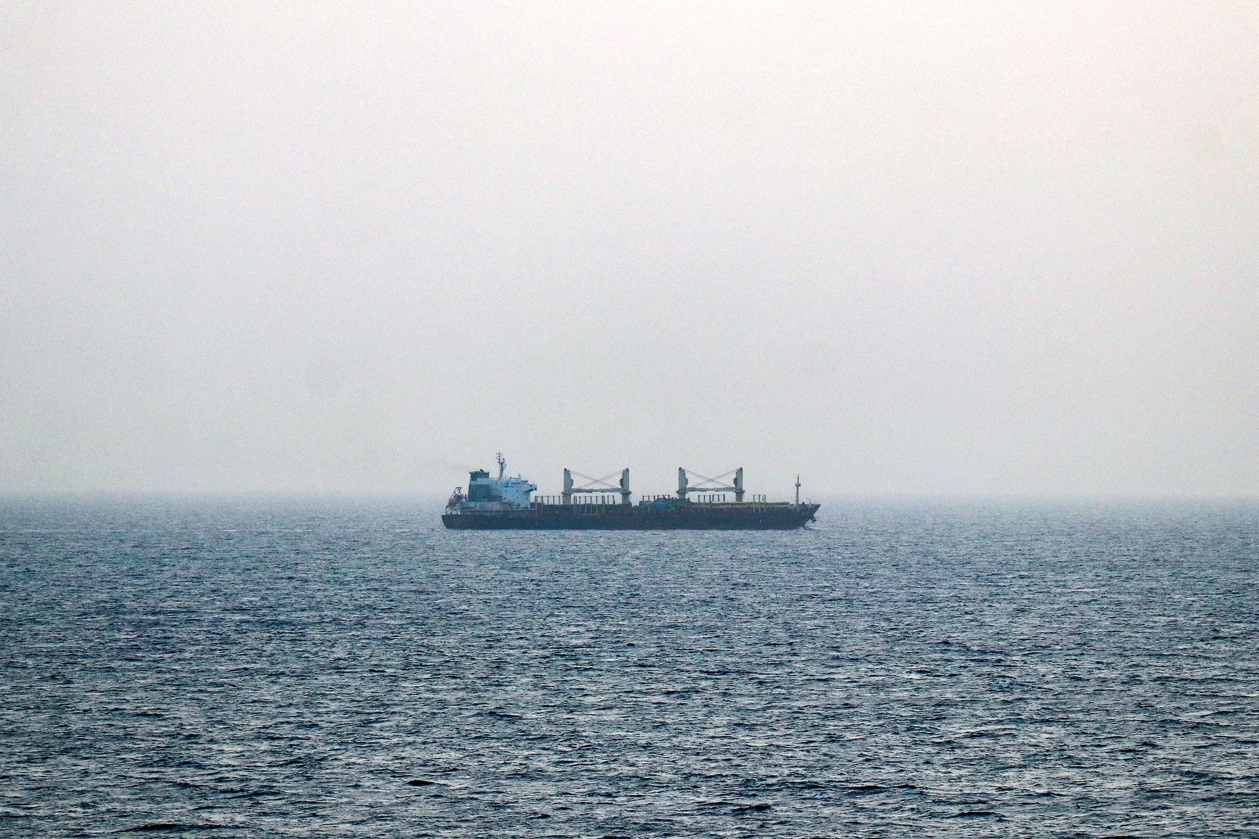 Een vrachtschip in Bab-el-Mandeb. Niet het schip dat maandag is aangevallen.