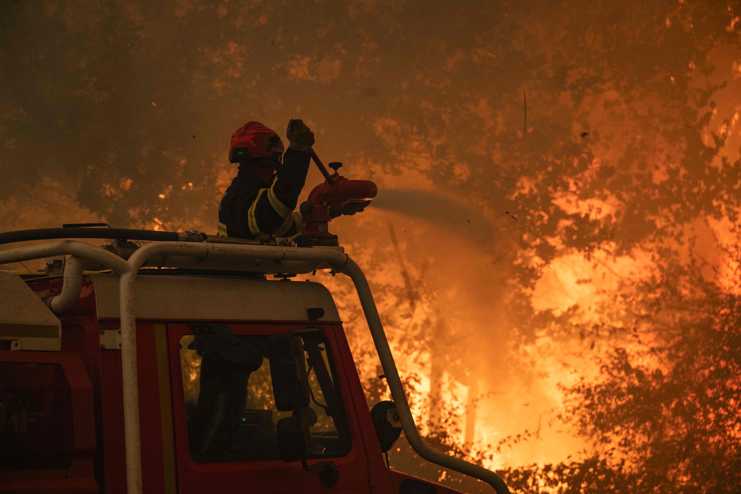 Een brandweerman probeert de vlammen te blussen ten noordwesten van Bordeaux.