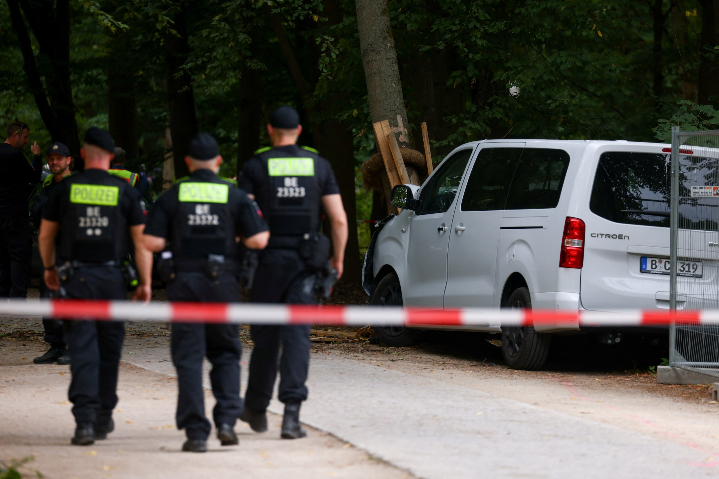 De Duitse politie op de plek waar het busje gisteravond tegen een boom tot stilstand kwam.