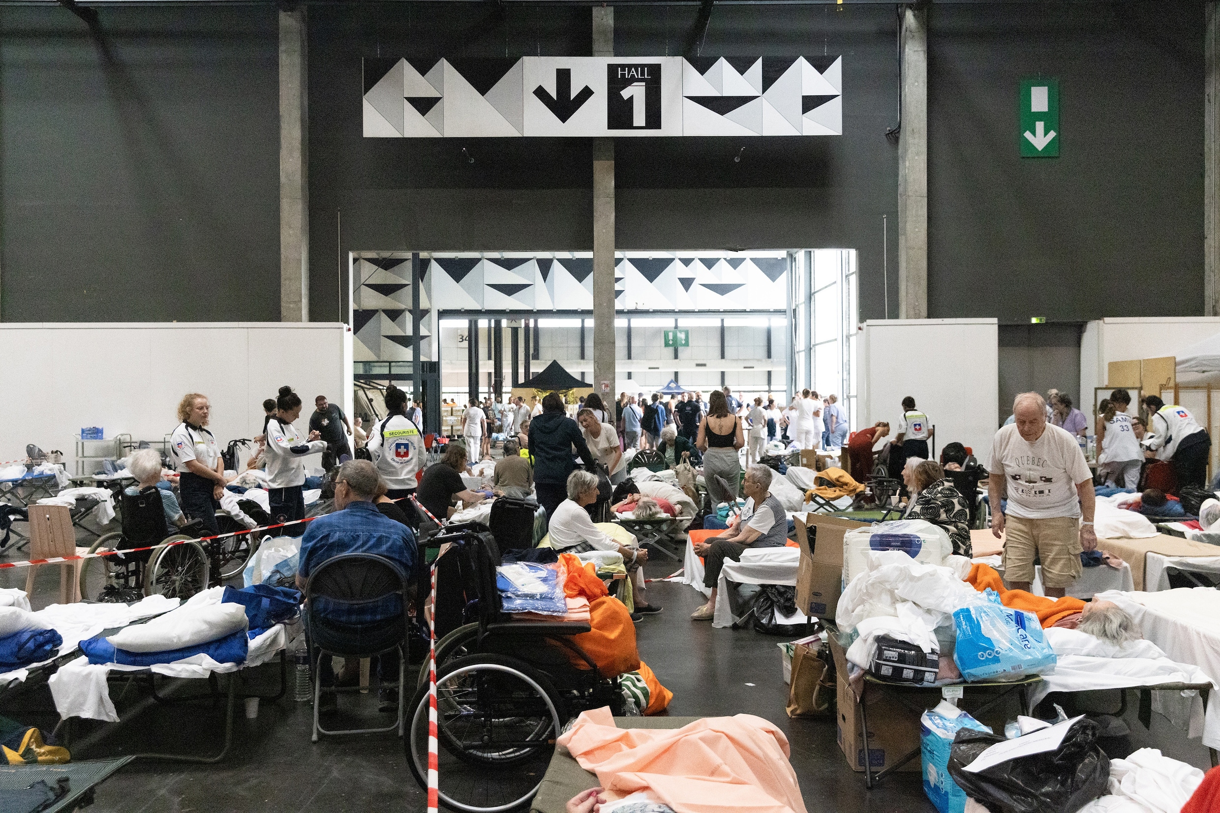 Mensen hebben noodgedwongen hun huis moeten verlaten en slapen in het Parc des Expositions in Bordeaux