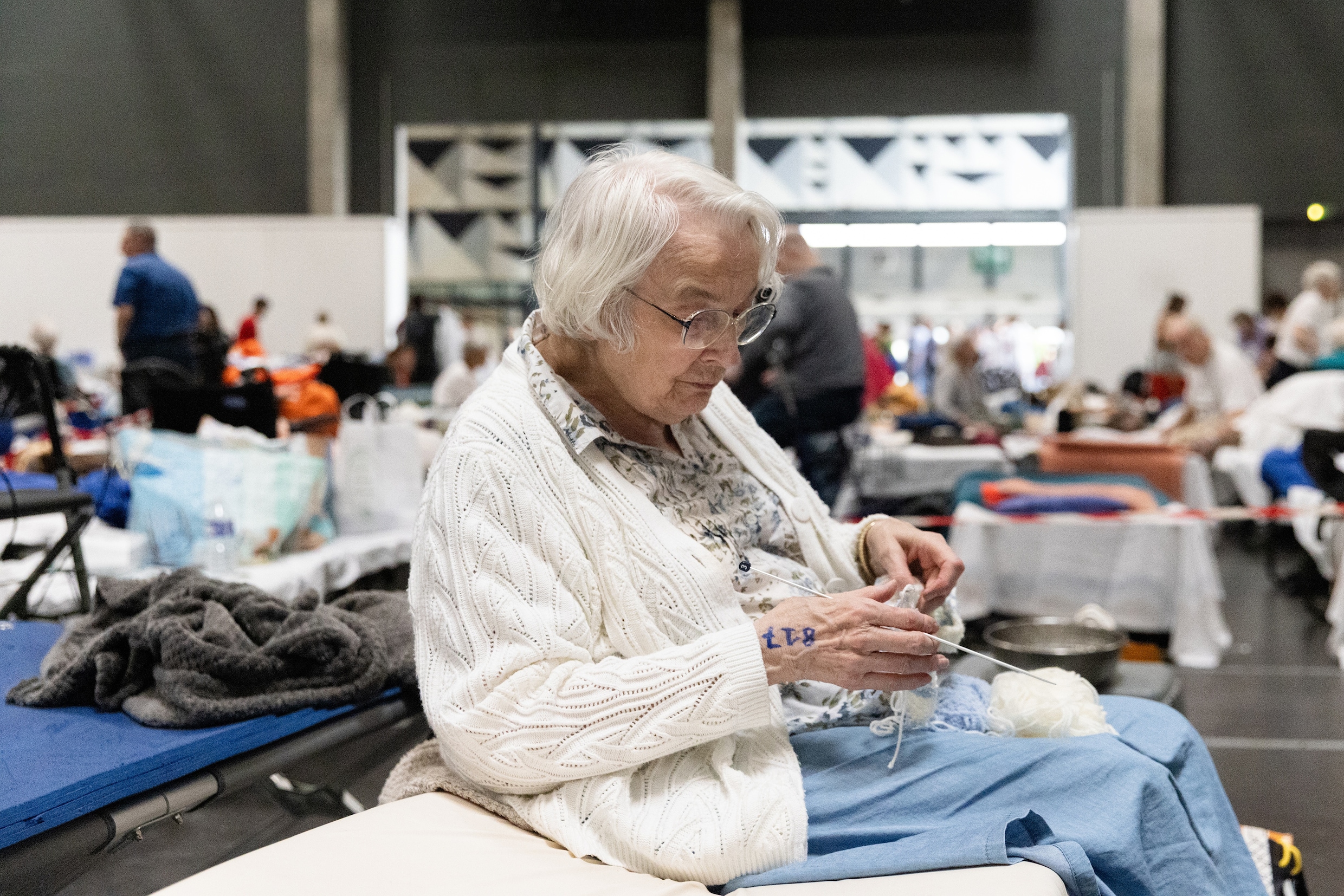 Een vrouw is aan het breien om de tijd op te vullen. 