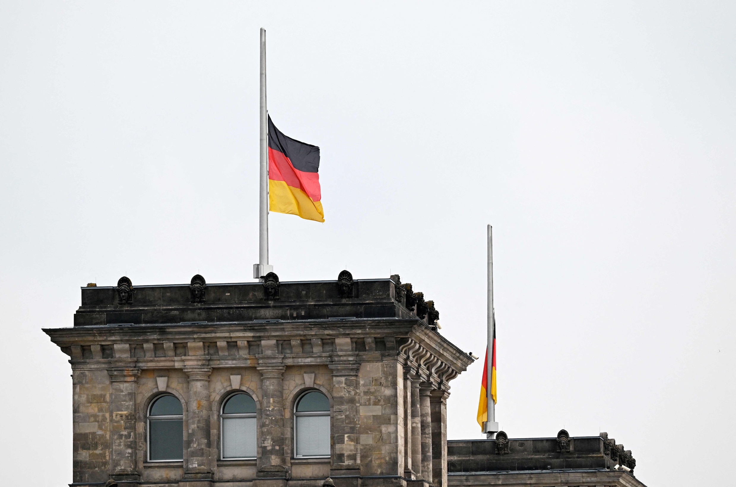 De vlag op het Rijksdag-gebouw, de zetel van het Duitse parlement, hangt zondag halfstok. 