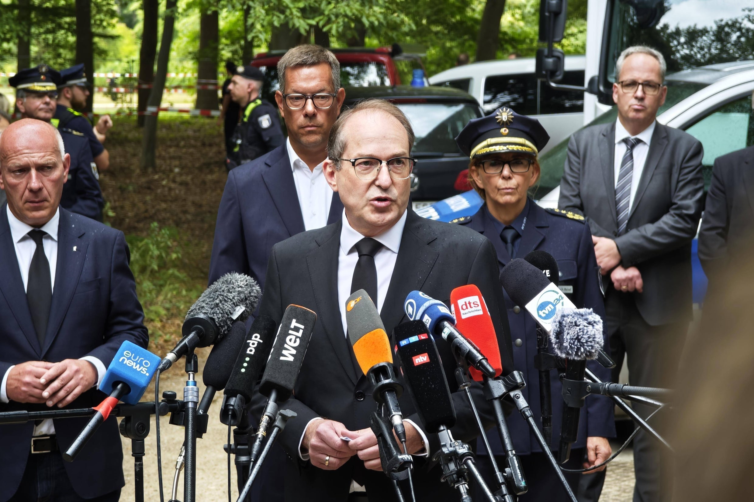 Alexander Dobrindt staat de pers te woord in stadspark Tiergarten. 