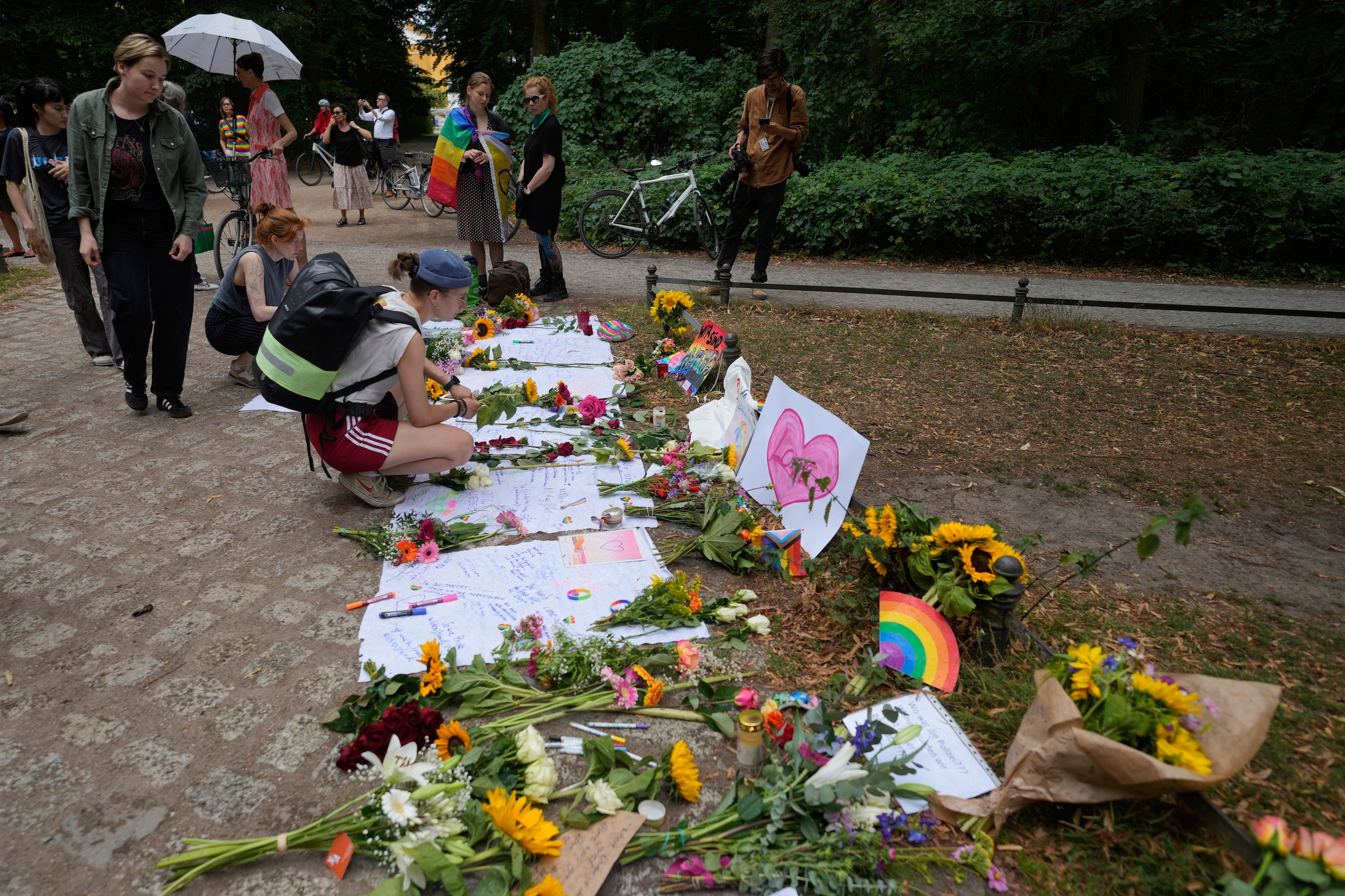 Mensen leggen bloemen in de buurt van de plek waar de aanslag is gepleegd.