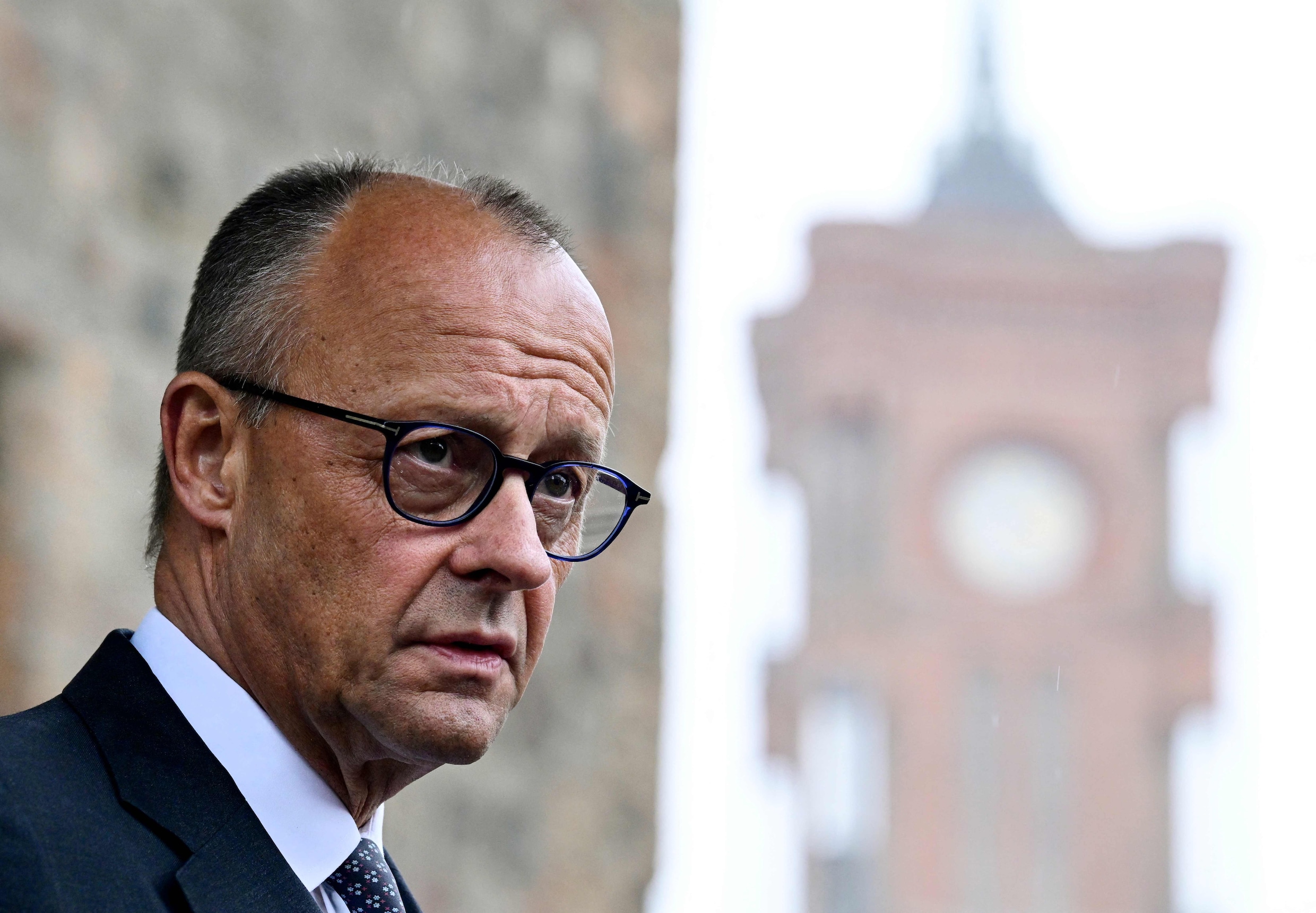 Bondeskanselier Friedrich Merz leest een persverklaring voor voordat hij een herdenkingsdienst bezoekt in de Marienkirche in Berlijn.