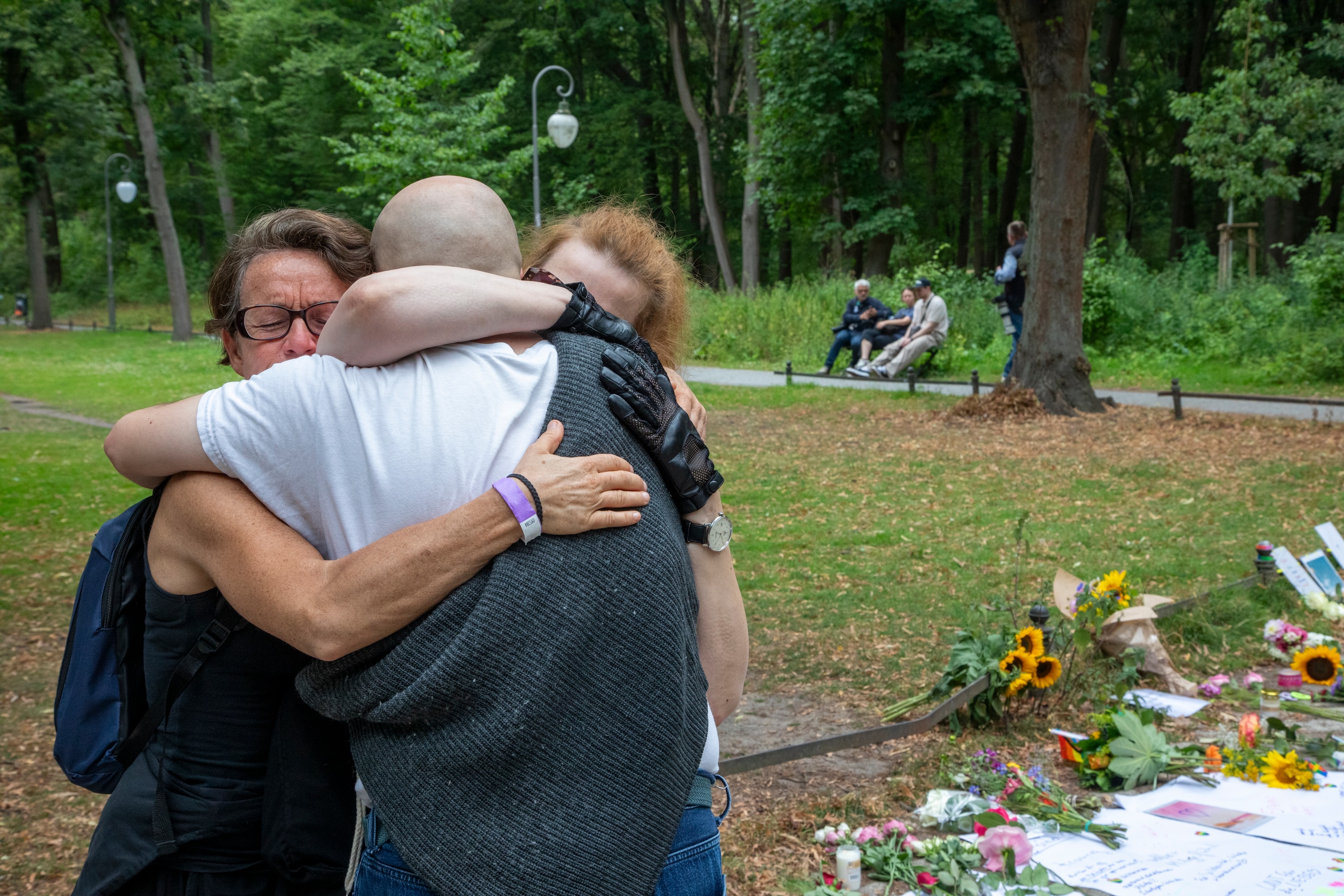 Mensen zoeken houden elkaar vast nabij de plek van de aanslag. Berlijn, 26 juli.