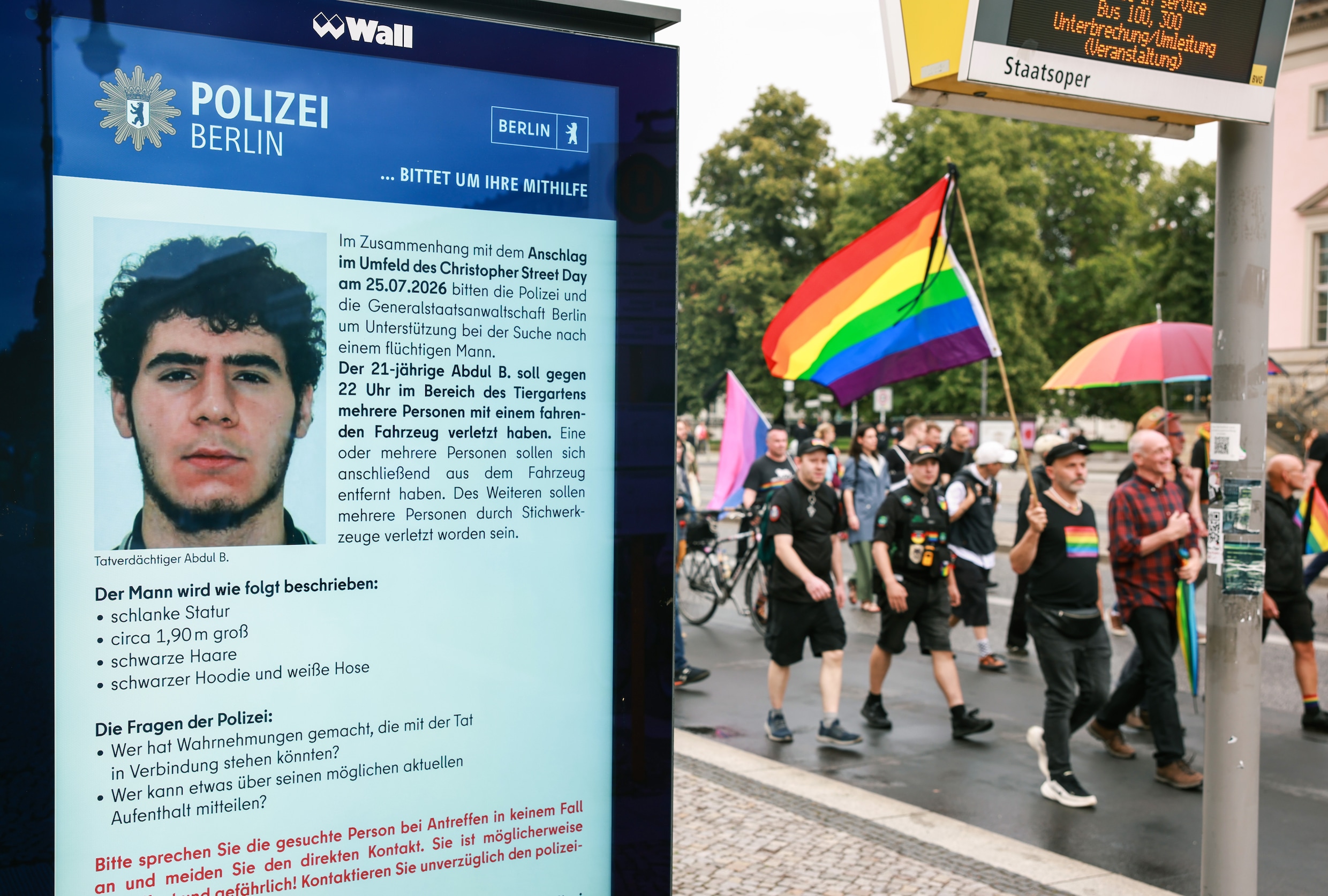 Mensen lopen in een protestmars door Berlijn. 