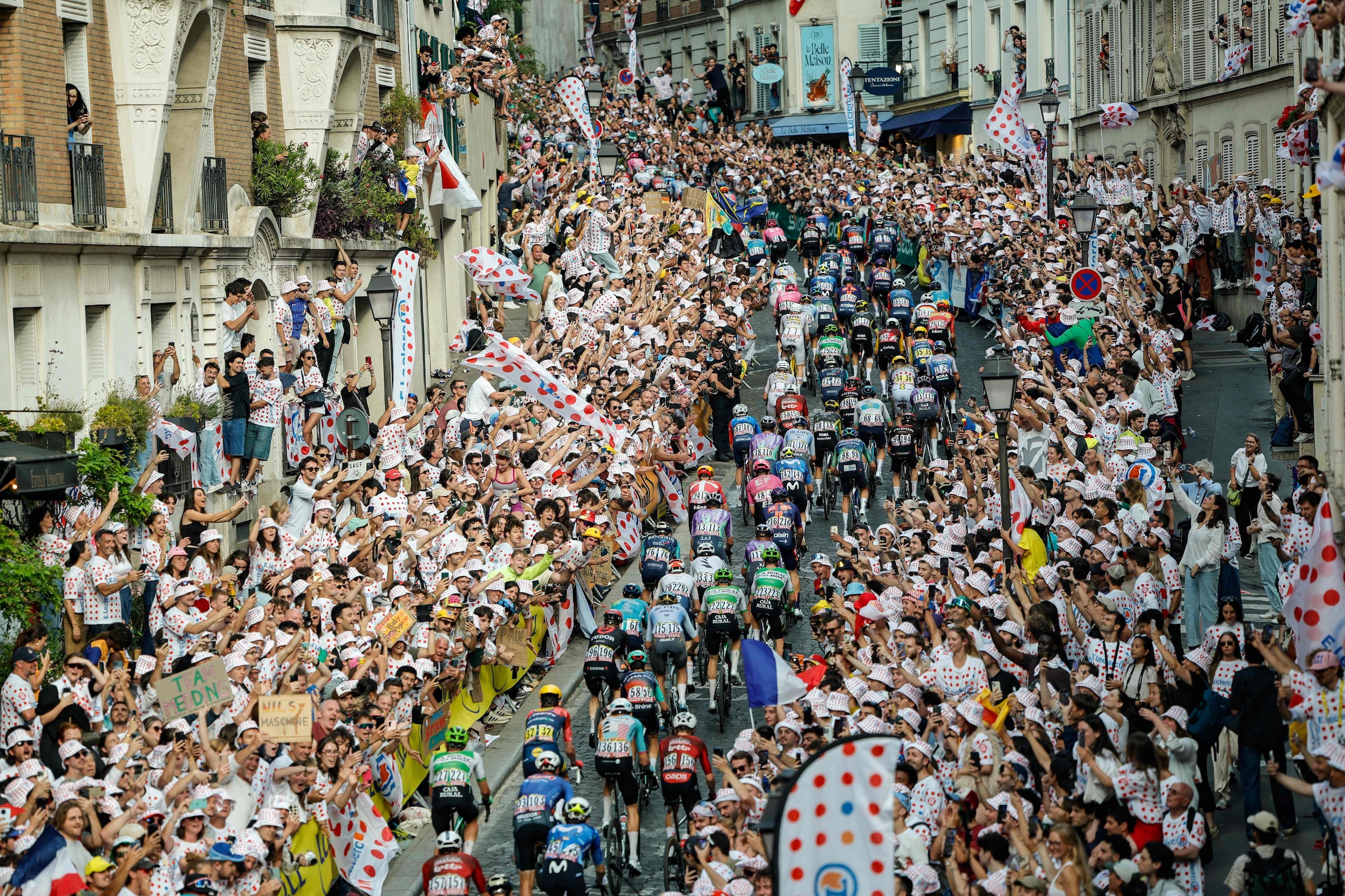 Het peloton klimt over de 'Côte de la Butte Montmartre'.