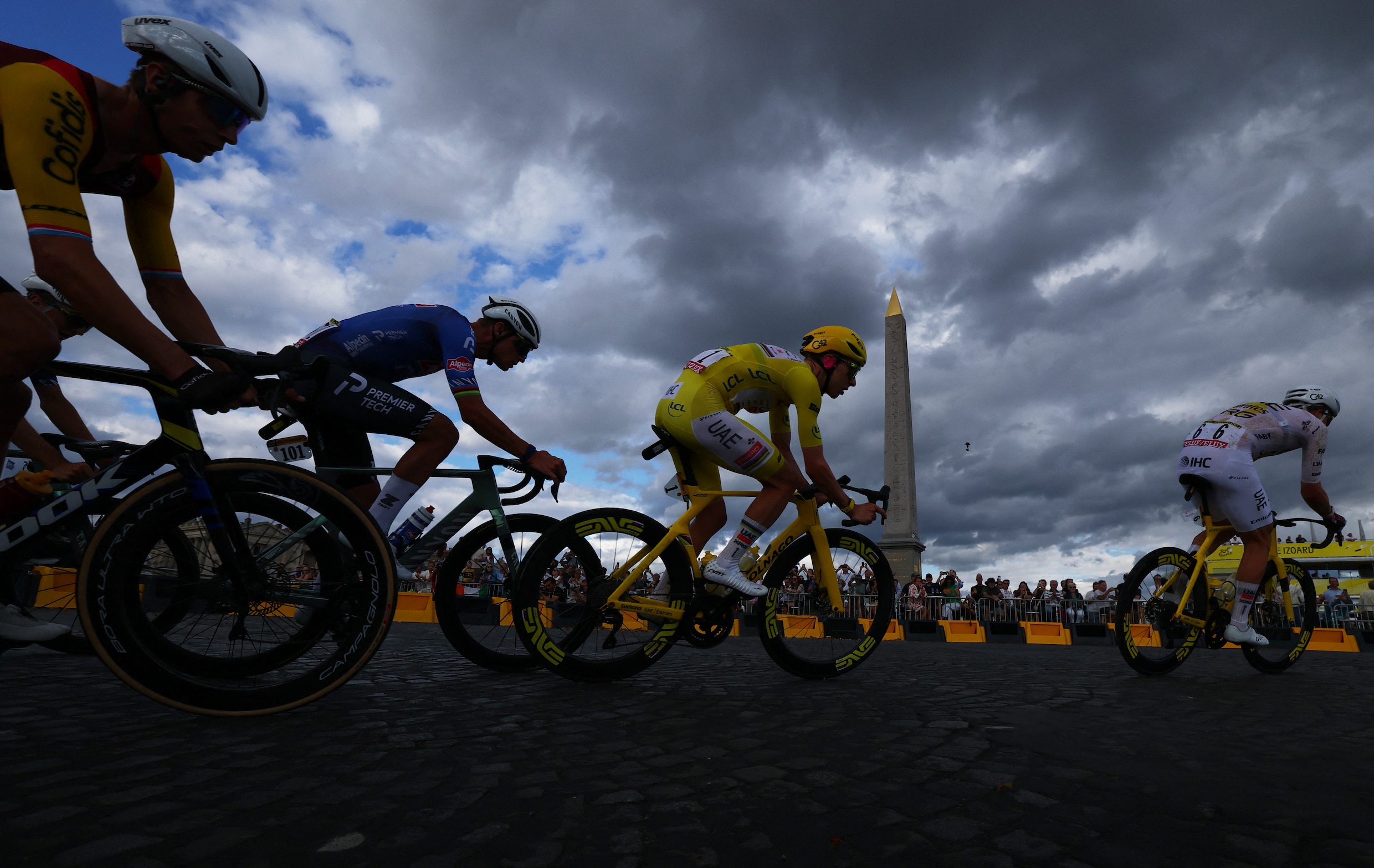 Tadej Pogacar met Mathieu van der Poel in zijn wiel.