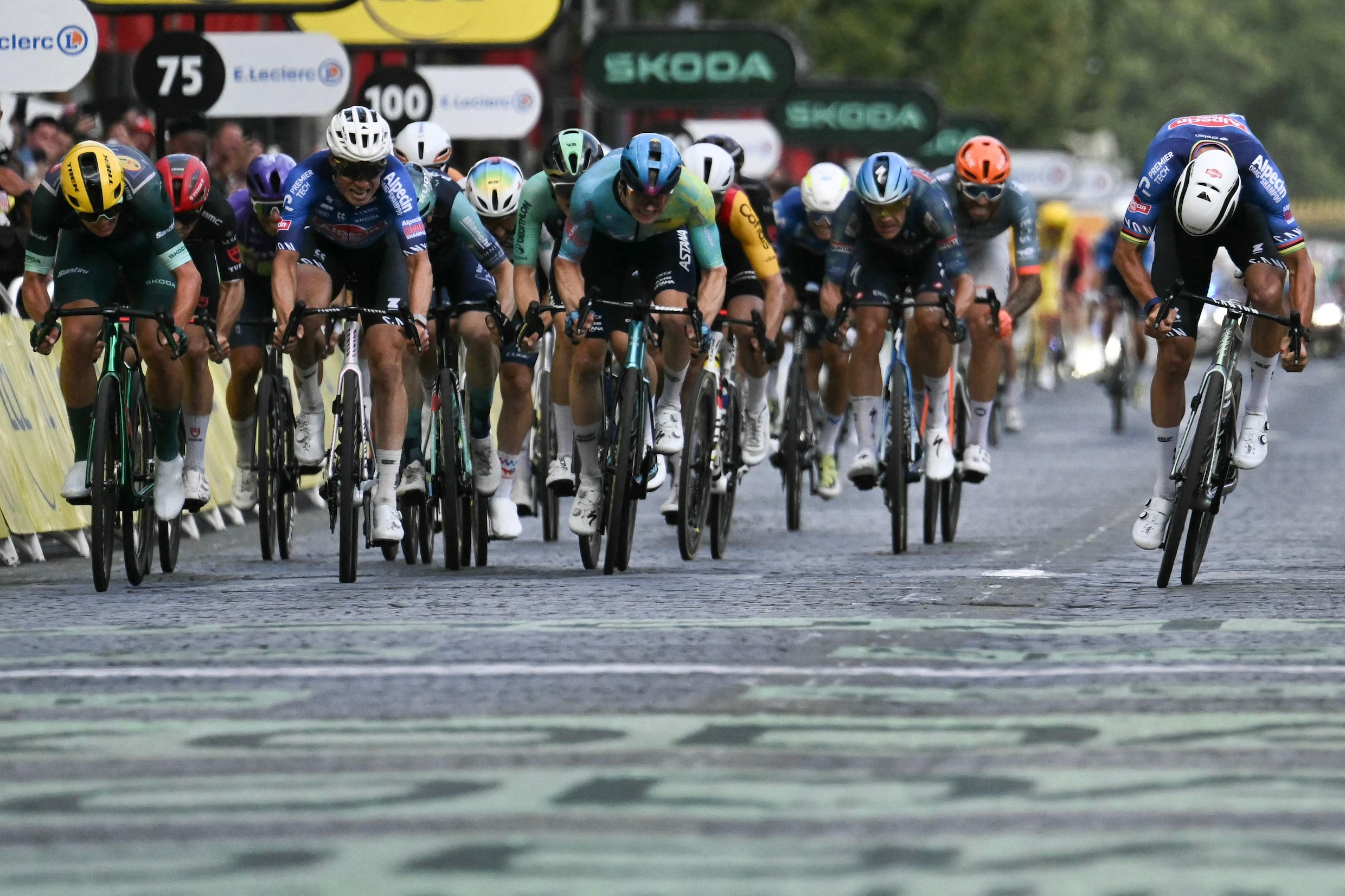 Mathieu van der Poel sprint als eerste naar de laatste finish van de Tour.