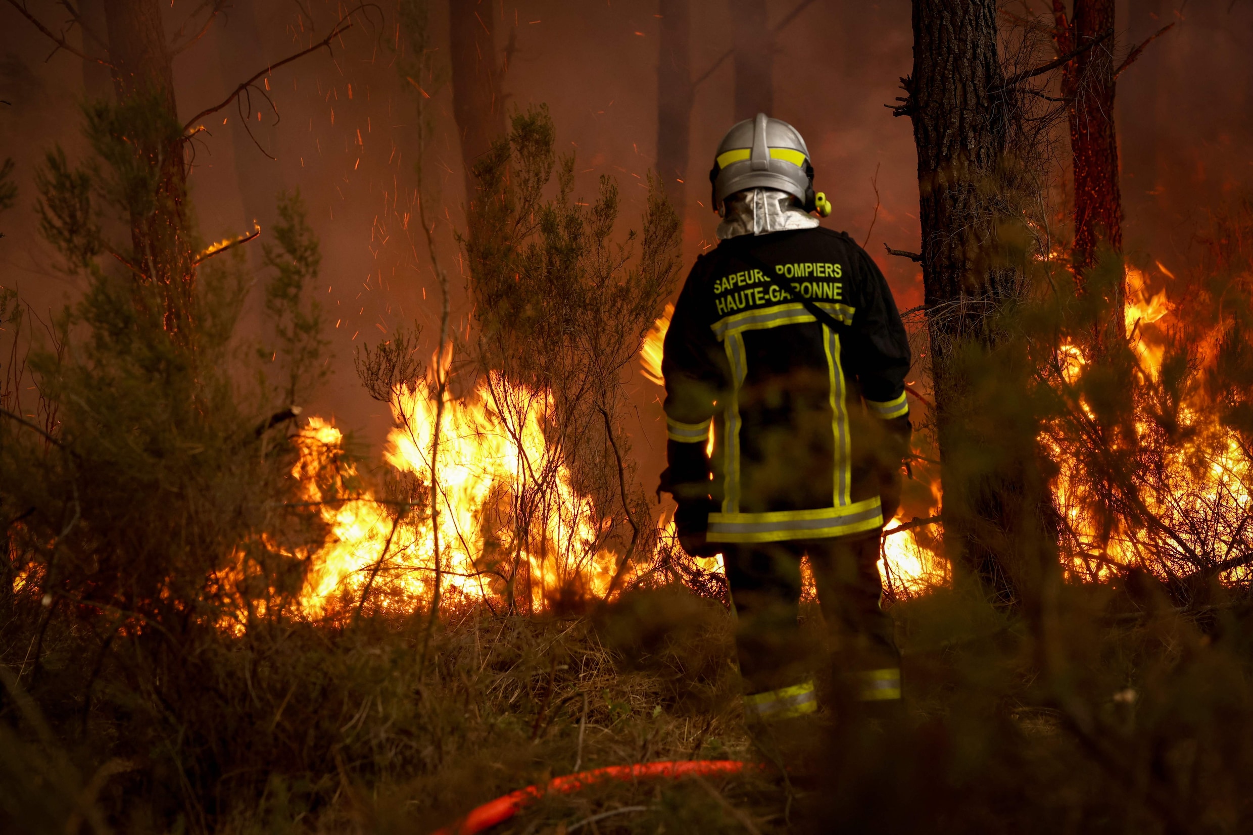 De brandweer bestrijdt een vuur in Saint-Jean-d'Illac, op zo'n 30 kilometer afstand van Bordeaux.